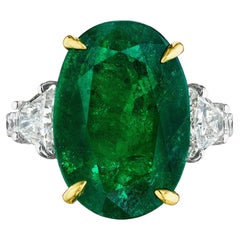 8,54ct Ovaler Smaragd mit trapezförmigem Brillanten und rundem Diamantring