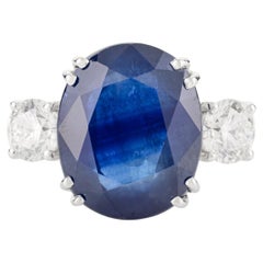 Bague de fiançailles à trois pierres en or blanc 18 carats avec saphir bleu de 8,55 carats et diamants
