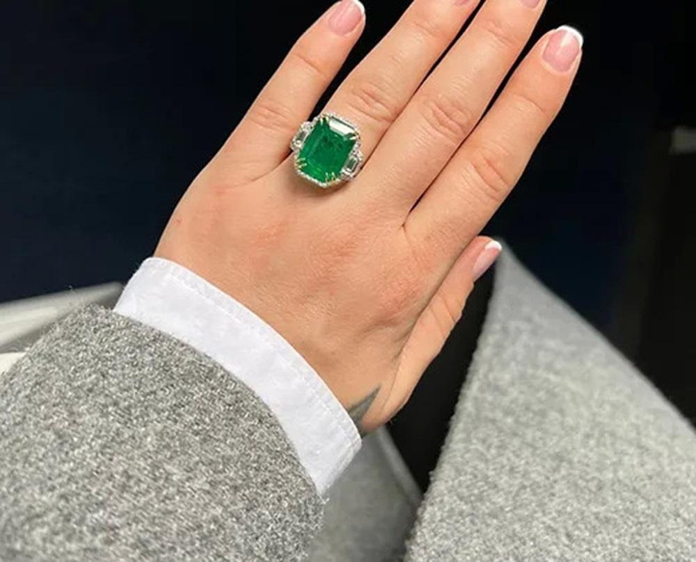 Emerald Cut 8.55 Carat Emerald EC Ring For Sale