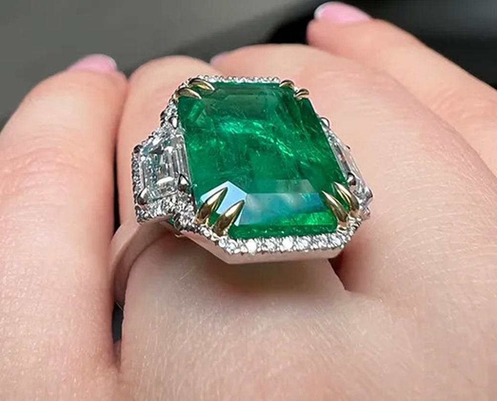 Women's 8.55 Carat Emerald EC Ring For Sale