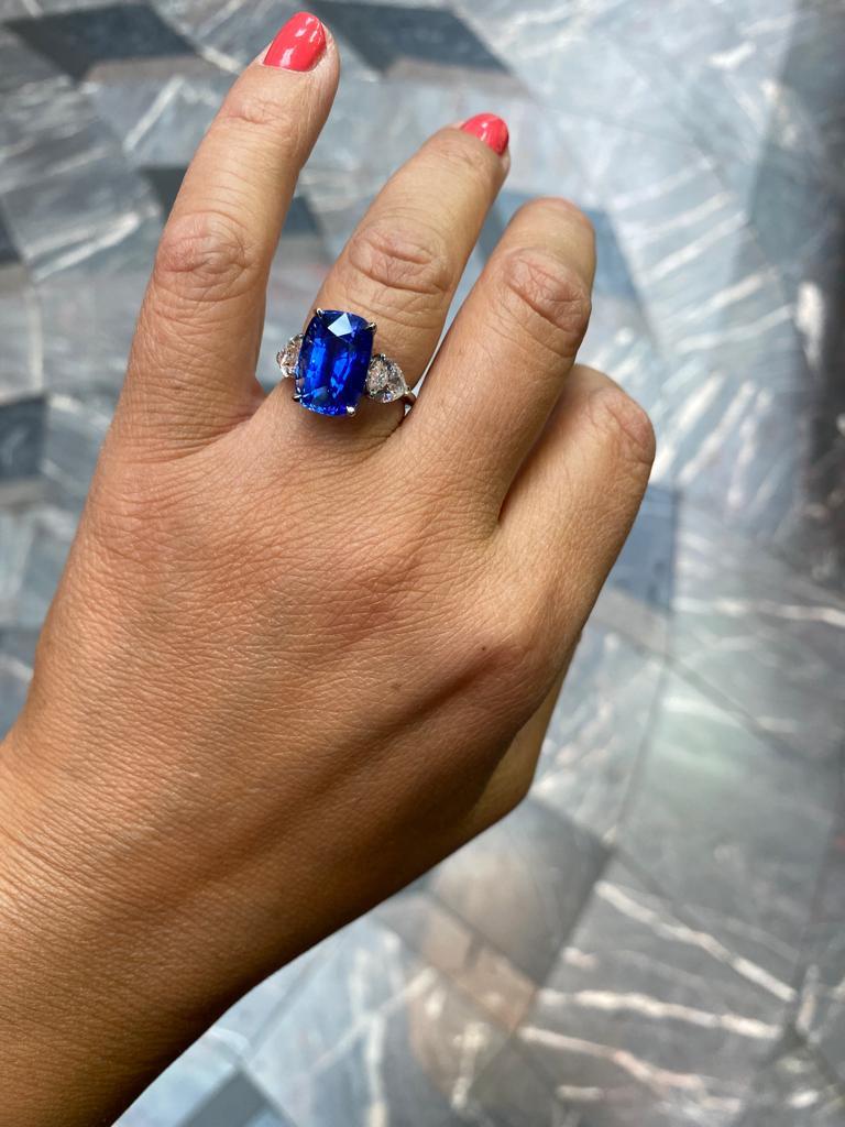 Bague de fiançailles en platine à trois pierres, saphir et diamant, 8,55 carats en vente 1