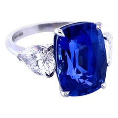 Anello di fidanzamento in platino a tre pietre con zaffiro e diamante da 8,55 carati