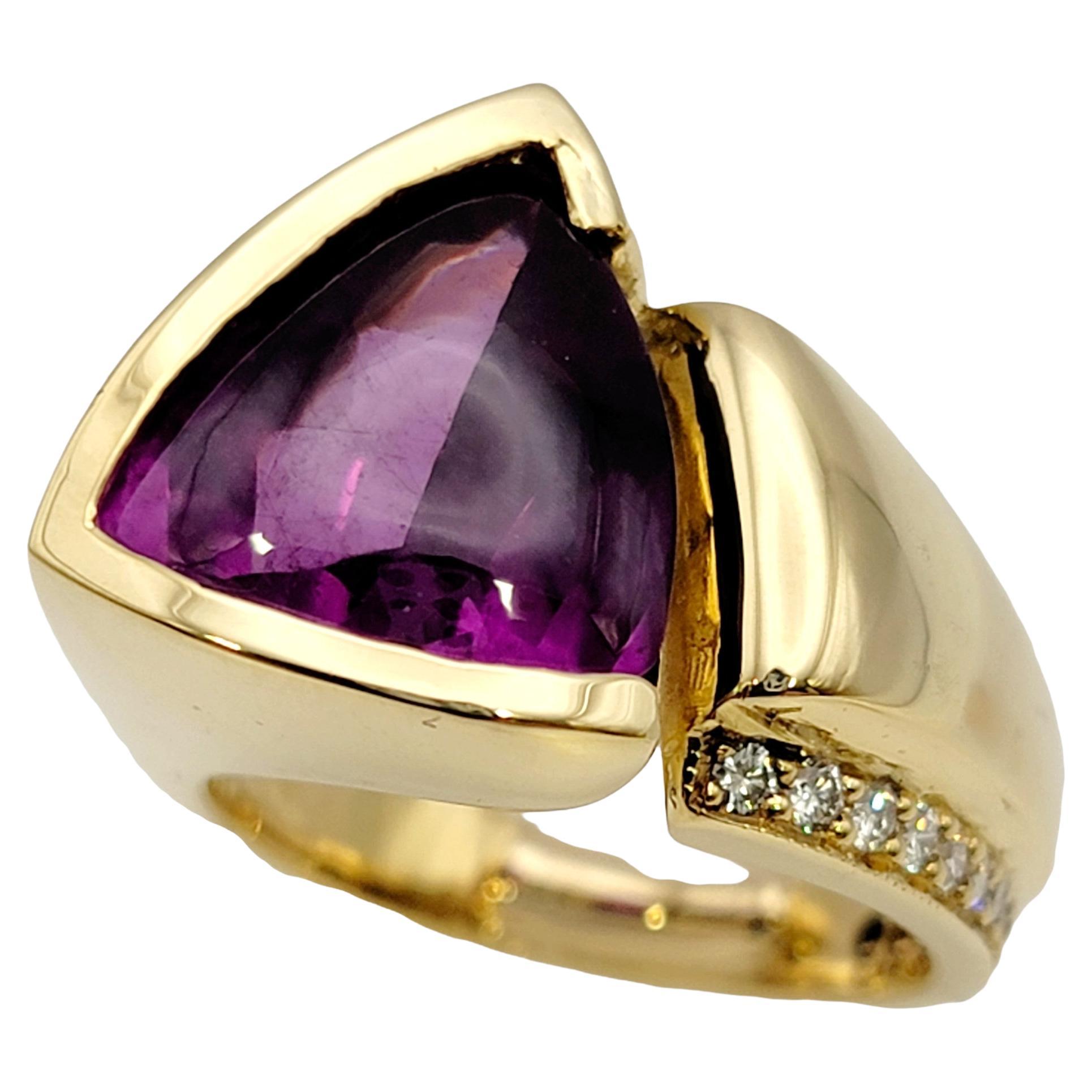 Anillo de oro asimétrico con granate rodolita triangular y diamantes de 8,55 quilates totales