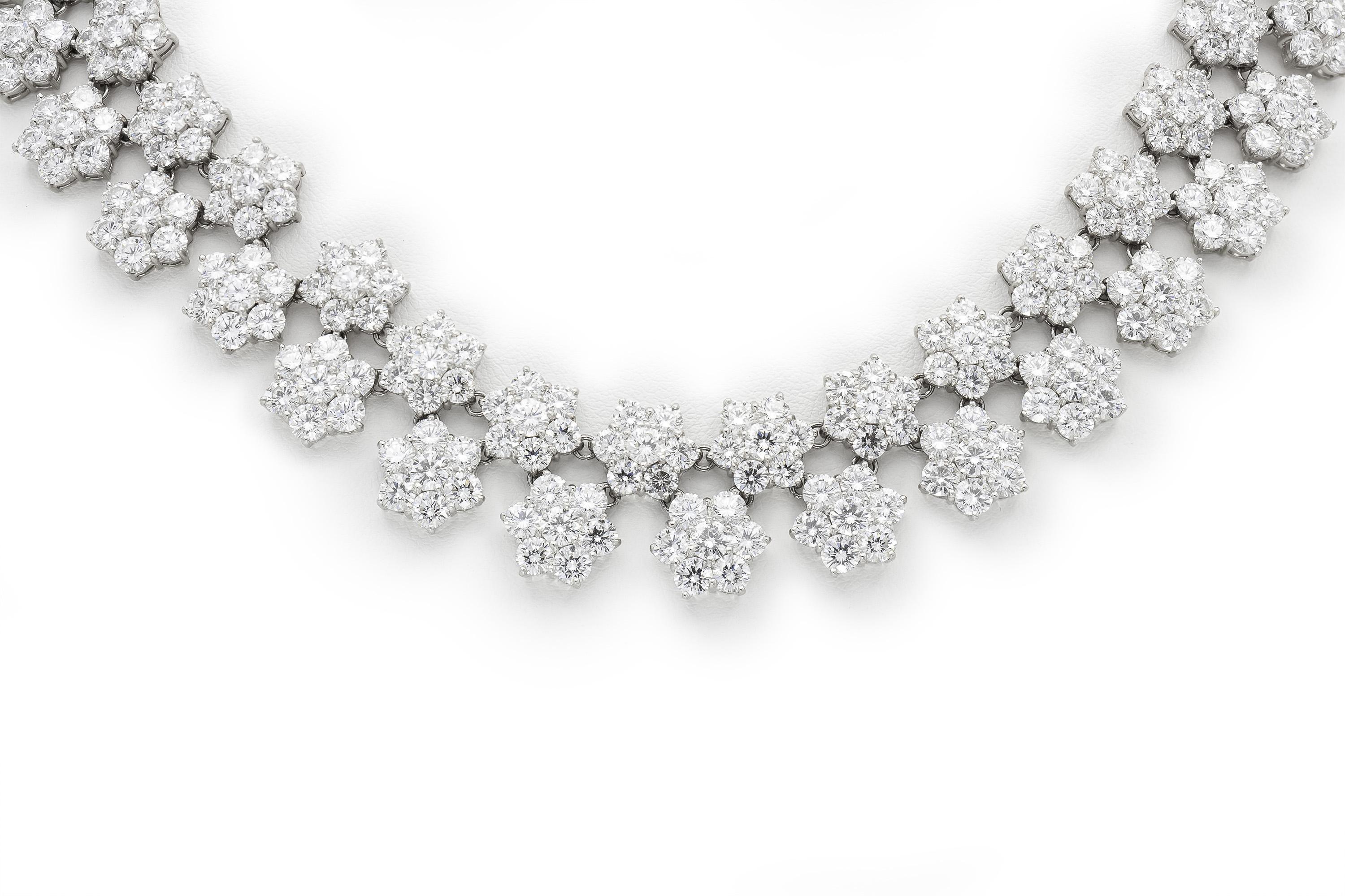 Finement réalisée en platine avec des diamants ronds de taille brillant pesant au total environ 85.54 carats.
17 pouces de long