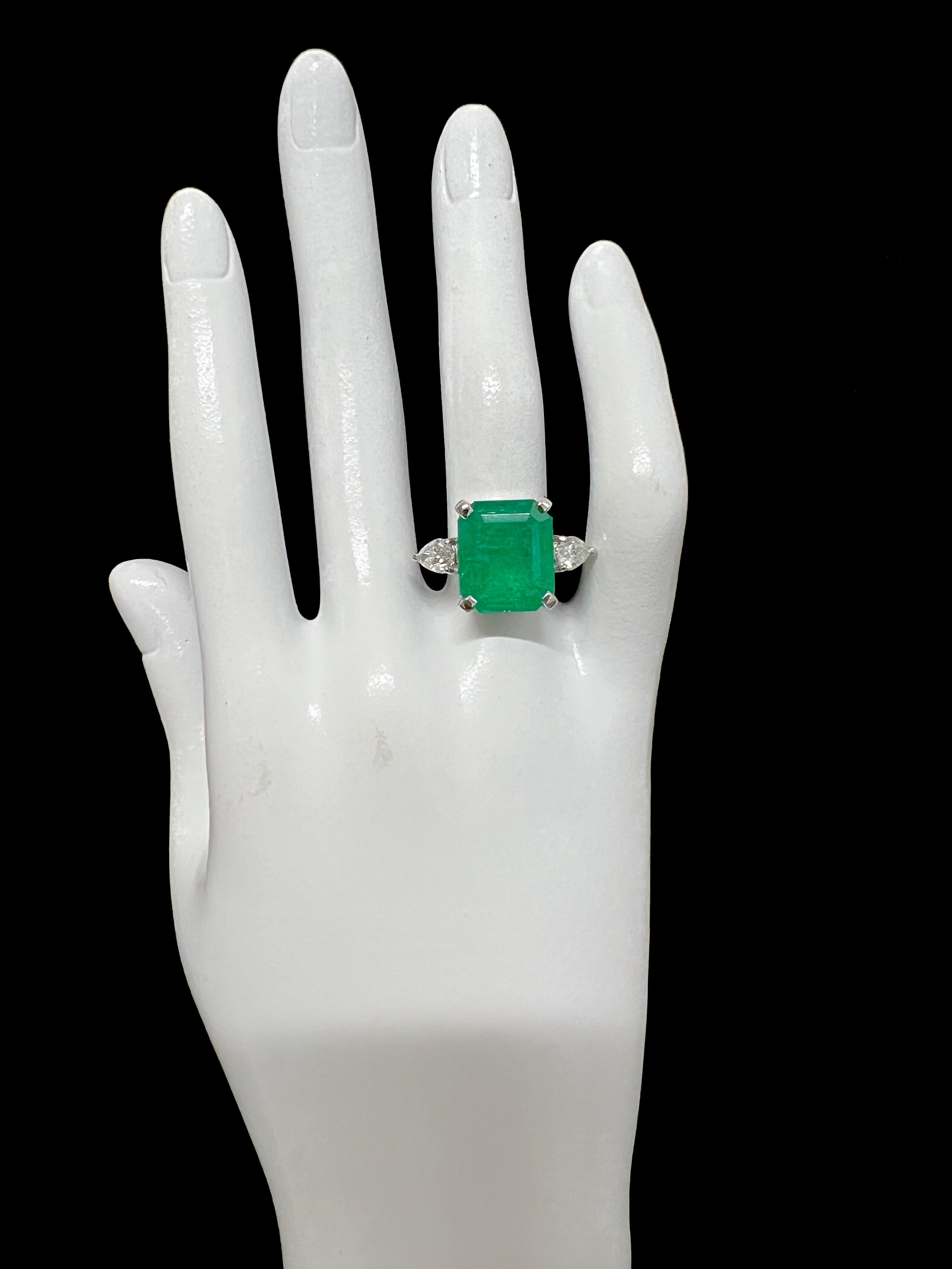 8.56 Carat Colombian Emerald and Diamond Cocktail Ring Set in Platinum For Sale 1