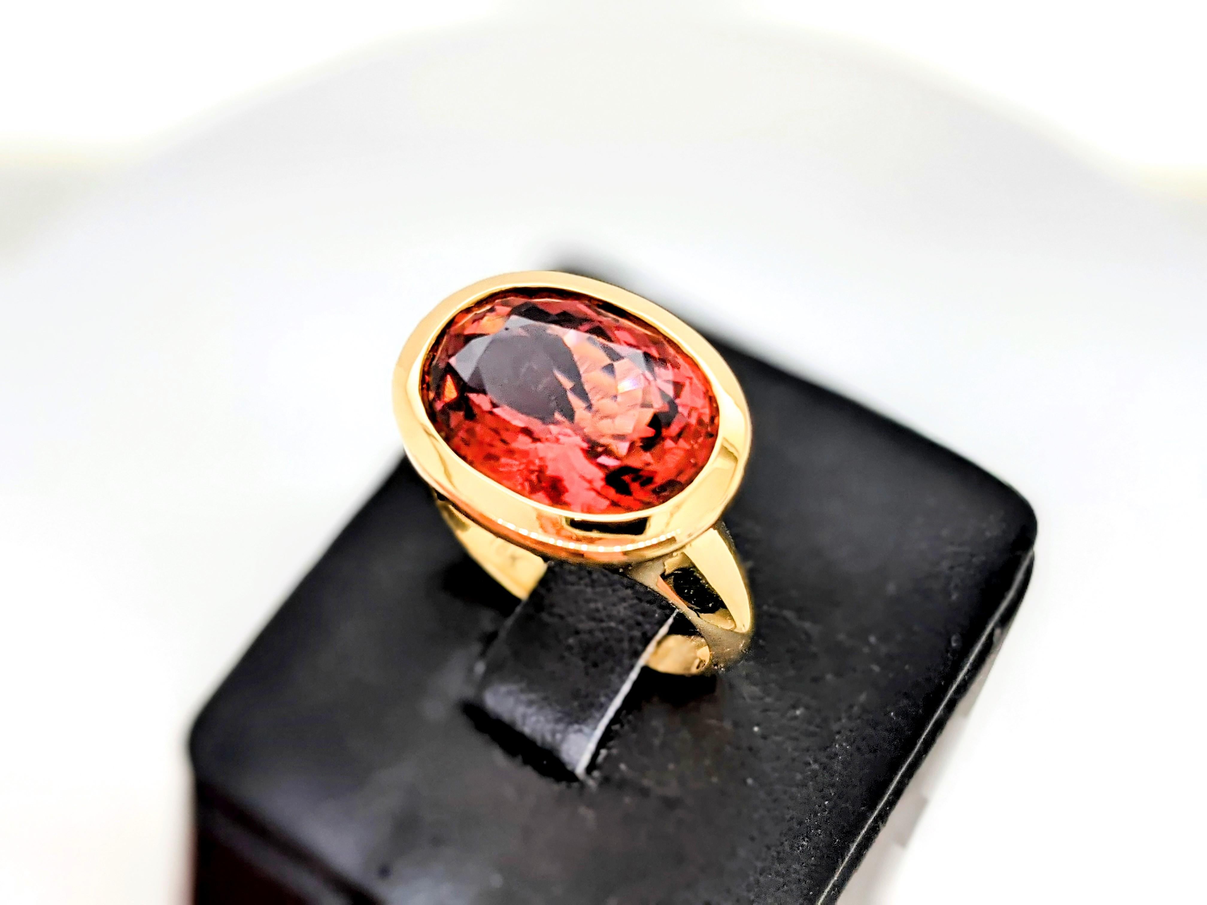 Anello in oro giallo 18k con tormalina ovale naturale rosa/rossa sfaccettata da 8,56 carati In condizioni Nuovo in vendita a New York, NY