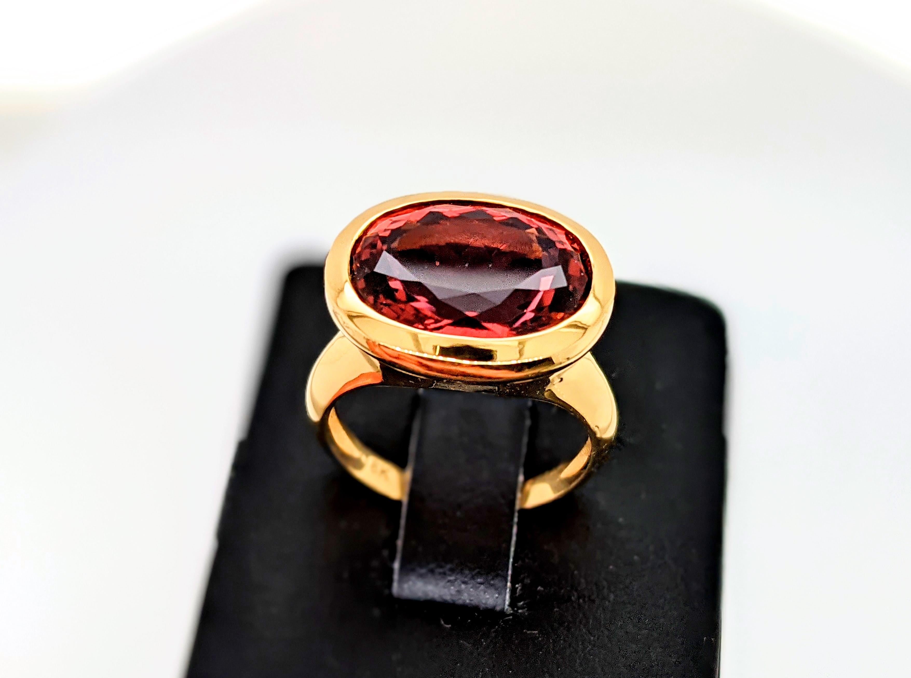 da uomo o donna Anello in oro giallo 18k con tormalina ovale naturale rosa/rossa sfaccettata da 8,56 carati in vendita