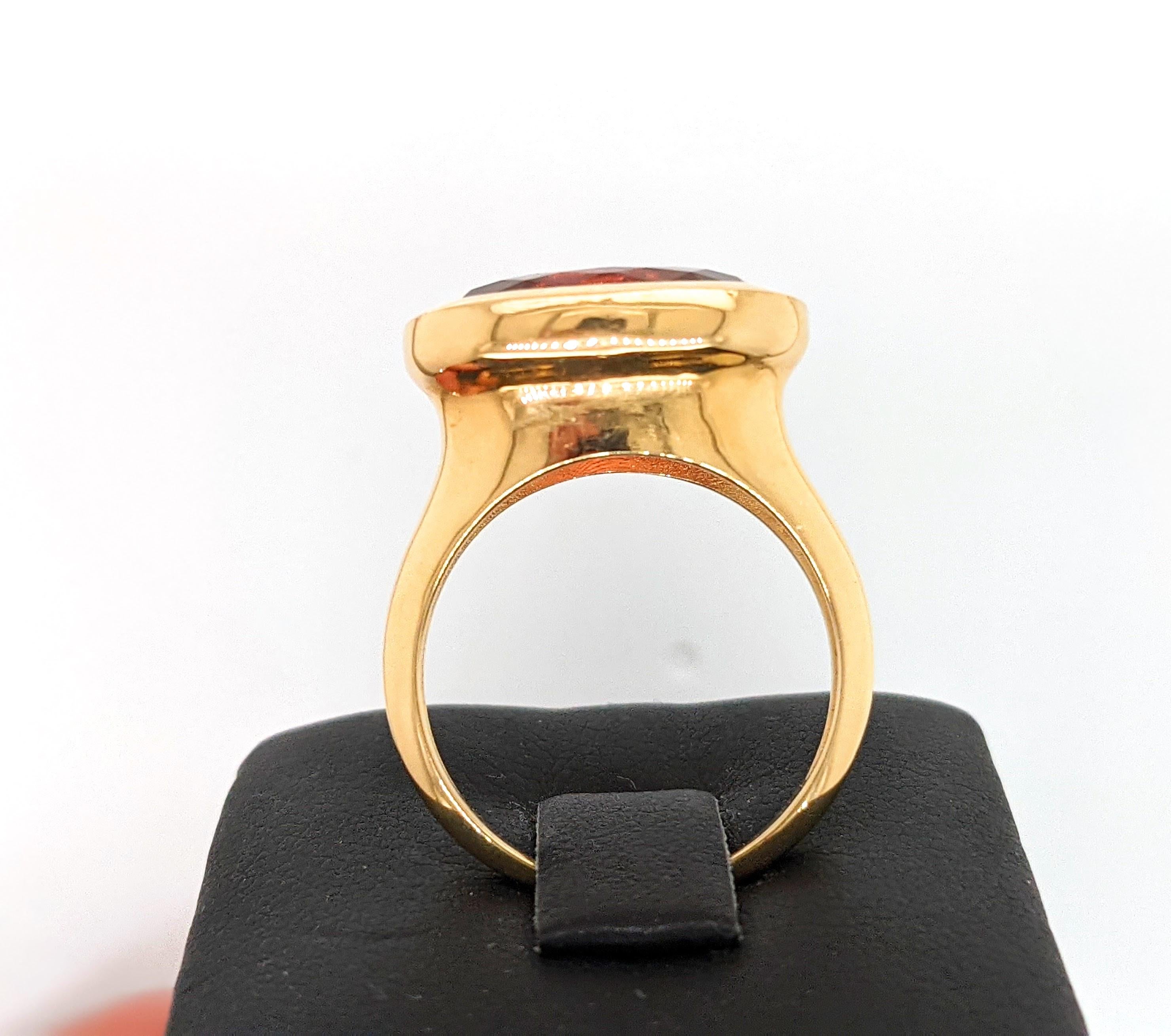 Anello in oro giallo 18k con tormalina ovale naturale rosa/rossa sfaccettata da 8,56 carati in vendita 1