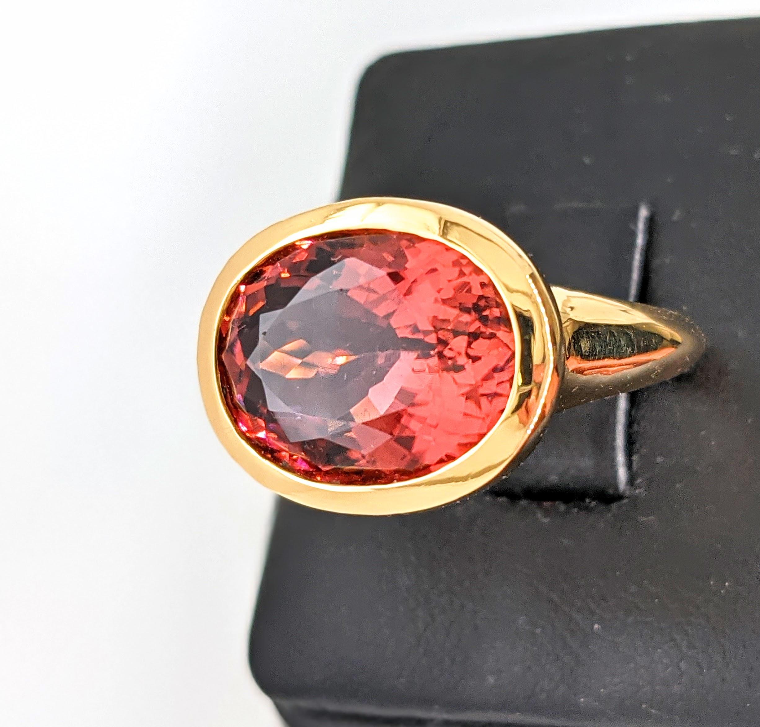 Anello in oro giallo 18k con tormalina ovale naturale rosa/rossa sfaccettata da 8,56 carati in vendita 2