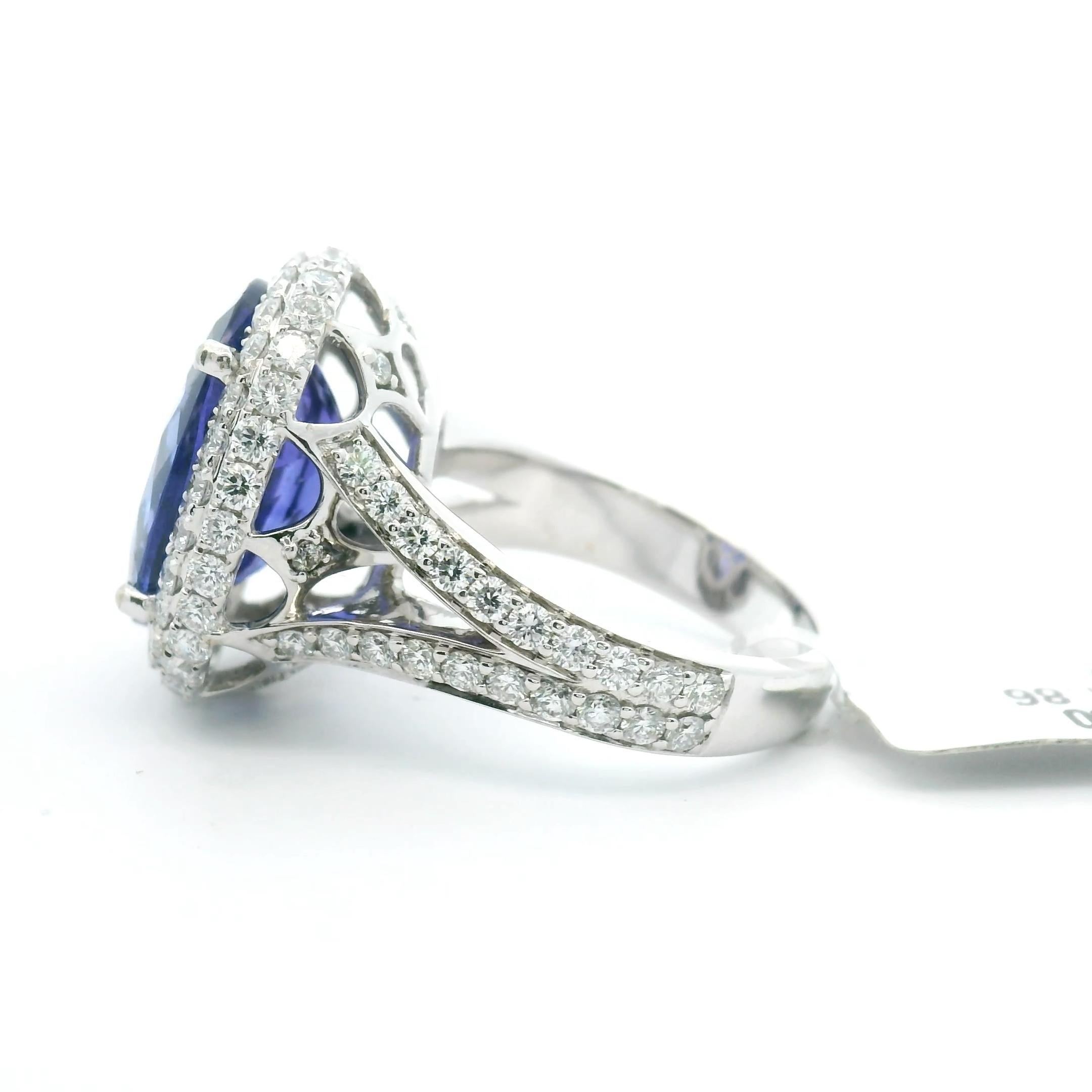 8,56 Karat Tansanit Oval Brillantschliff Pavé Diamant Halo Solitär Ring (Zeitgenössisch) im Angebot