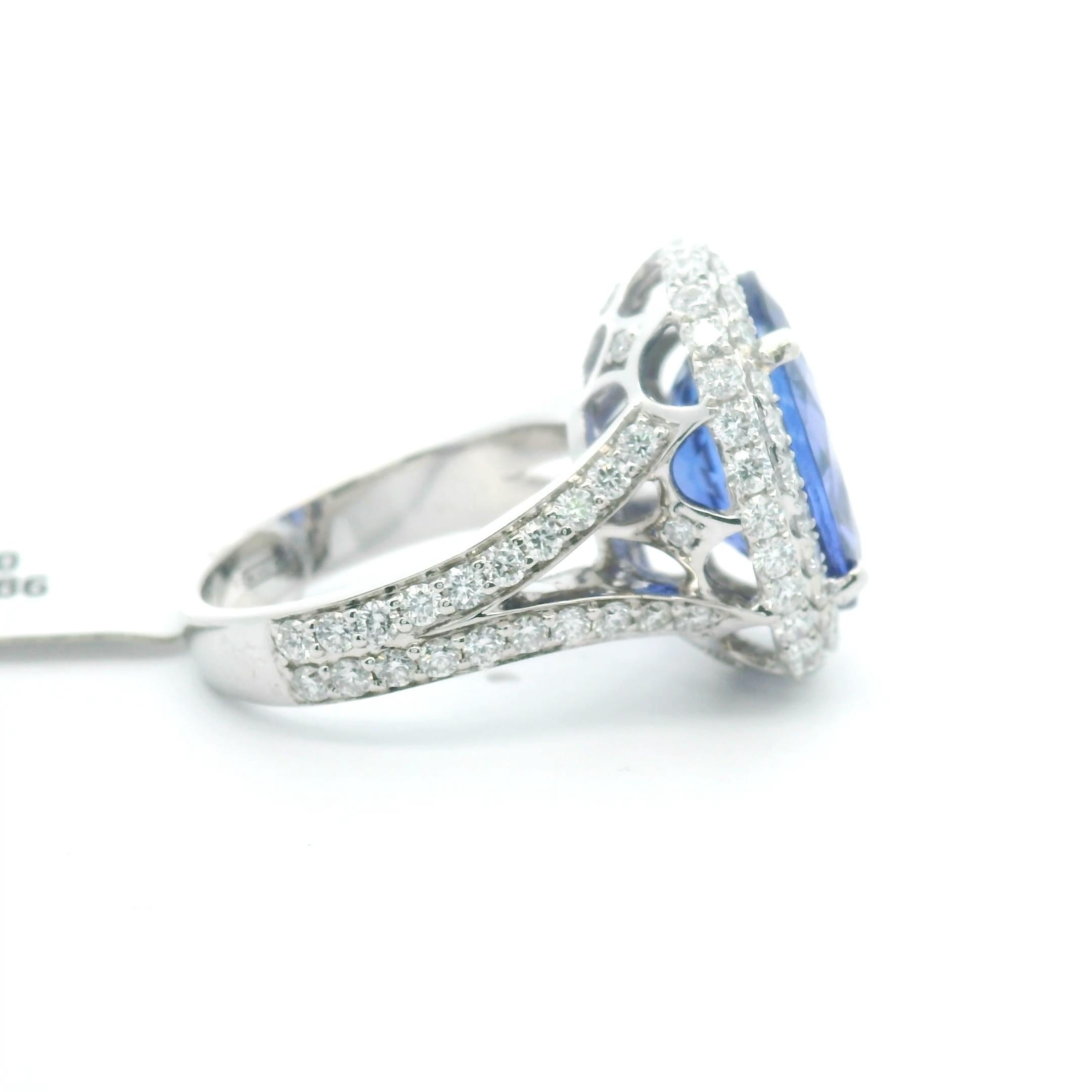 8,56 Karat Tansanit Oval Brillantschliff Pavé Diamant Halo Solitär Ring (Ovalschliff) im Angebot