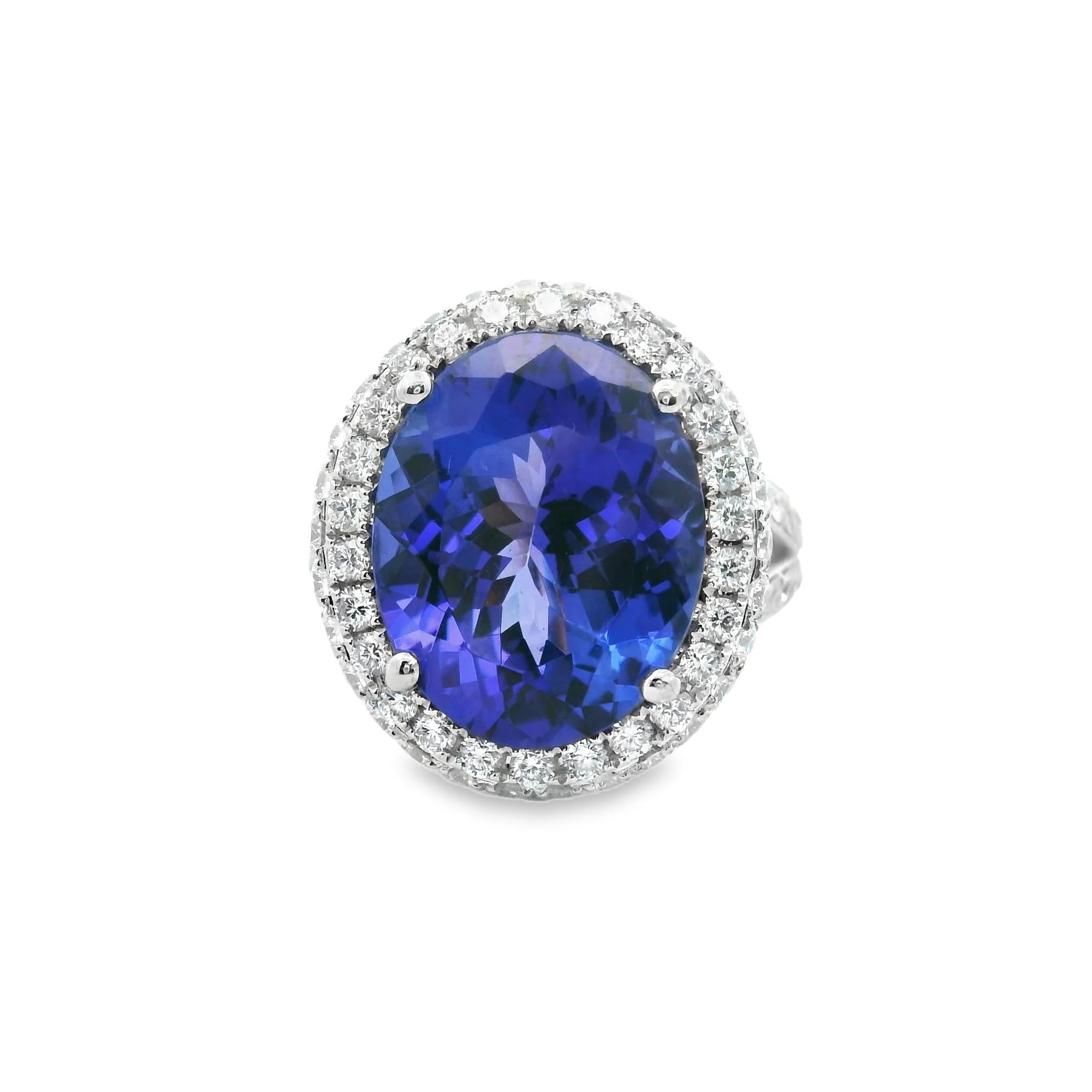 8,56 Karat Tansanit Oval Brillantschliff Pavé Diamant Halo Solitär Ring Damen im Angebot