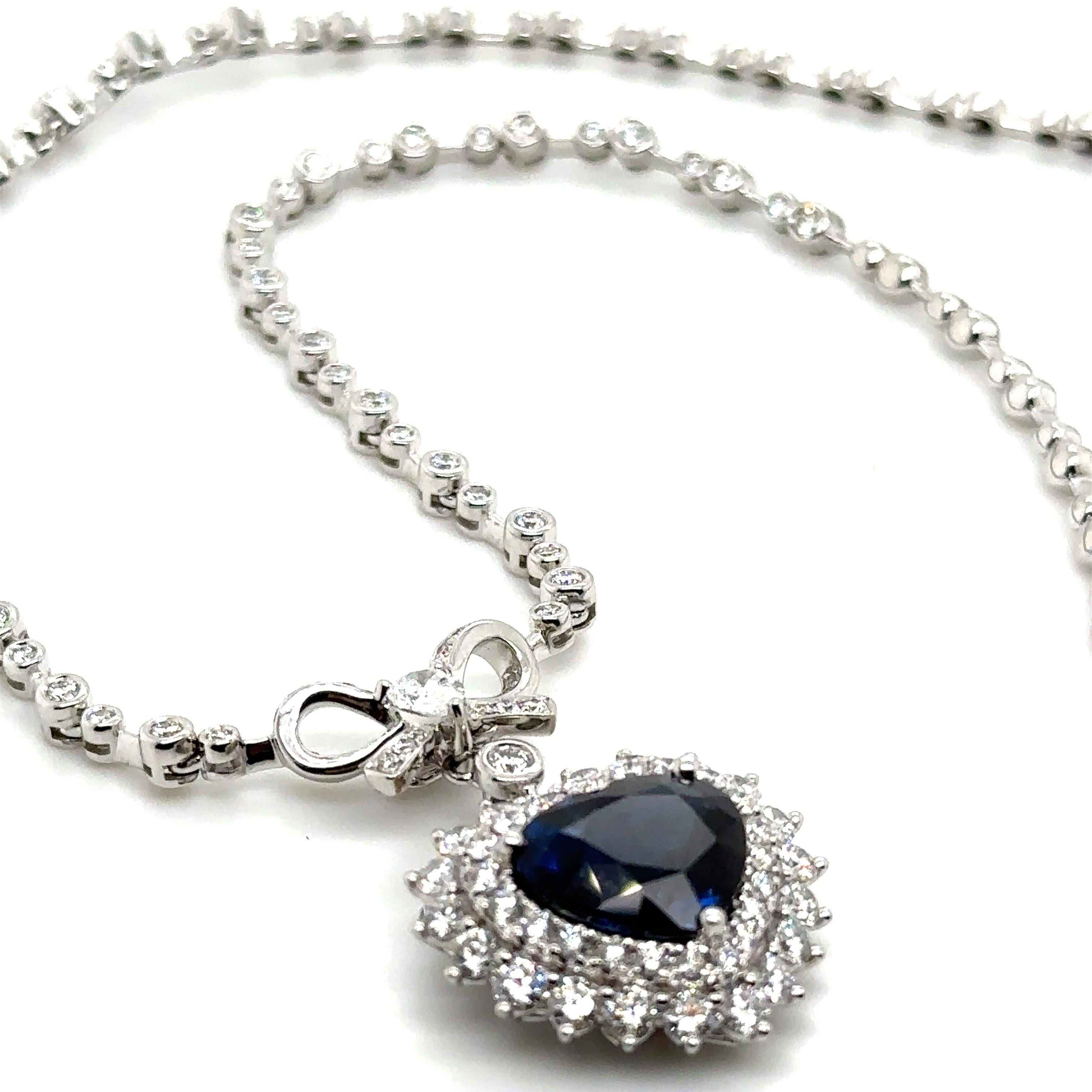Diese königliche 8,56 Karat TW Royal Blue Sapphire Diamond Heart Solitaire Anhänger Statement-Halskette erstrahlt in schlichter Eleganz. Inspiriert durch das ikonische Titanic