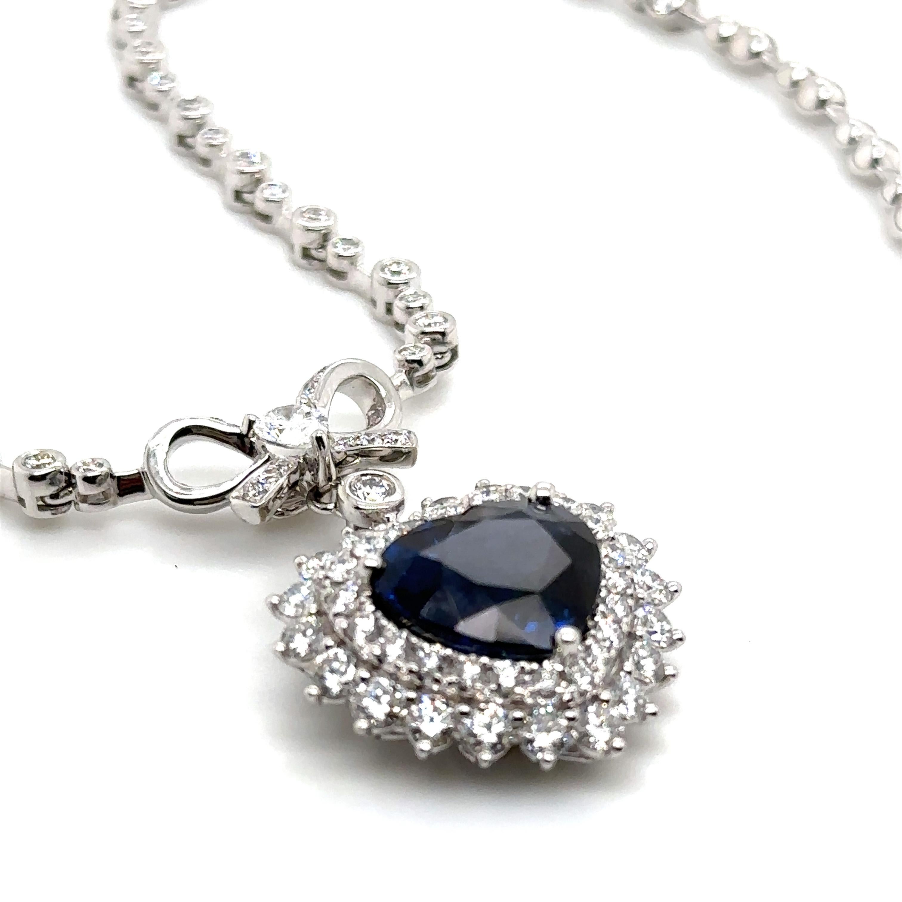Taille cœur 8.56CT TW Royal Blue Sapphire Diamond Heart Solitaire Pendant Statement Necklace en vente