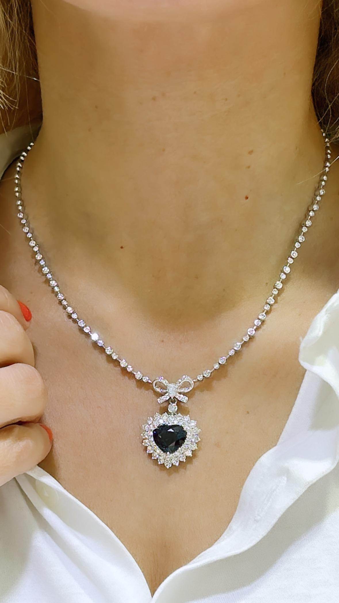 Moderne 8.56CT TW Royal Blue Sapphire Diamond Heart Solitaire Pendant Statement Necklace en vente
