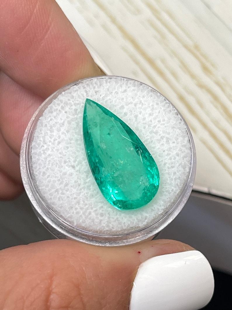 Moderno 8,57 Carati 21x11 Enorme Smeraldo Colombiano Verde - Gemma di maggio con taglio a pera in vendita