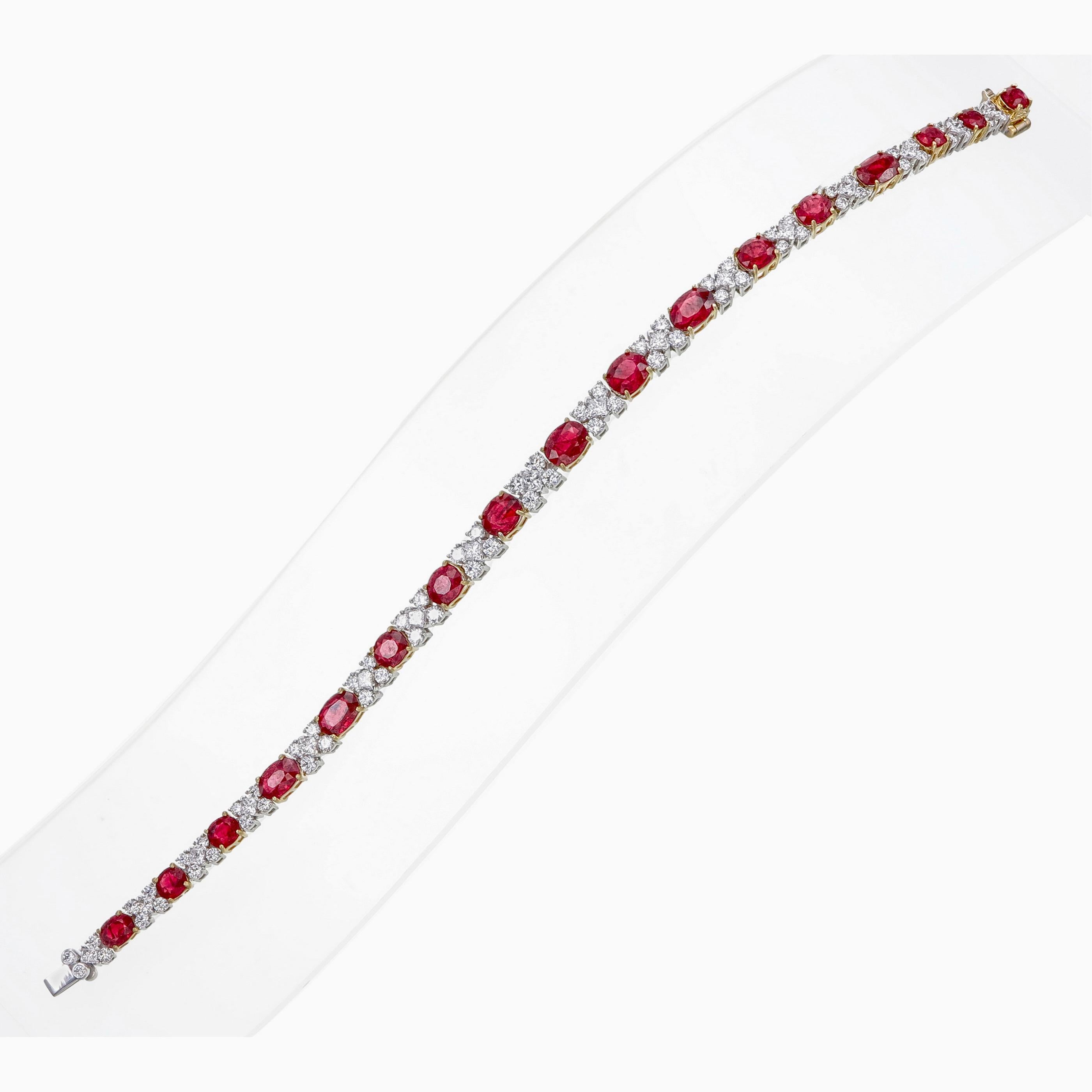 Bene  bracciale senza tempo con rubini e diamanti realizzato in oro 18 carati da REWA jewell. Questo braccialetto unico abbraccia il minimalismo con il suo design semplice, ma allo stesso tempo elegante; è perfetto per essere indossato in uno stile