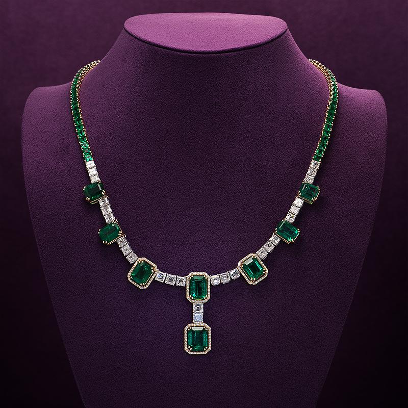 Emerald Cut 85.78 carats Grand Emerald & Diamond Necklace For Sale