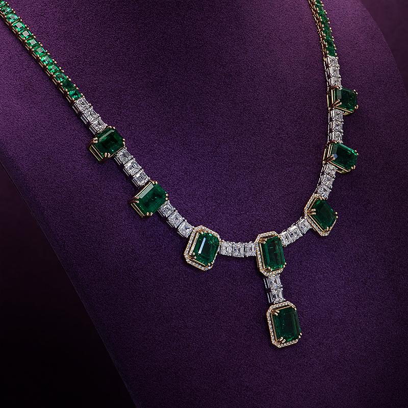 Women's 85.78 carats Grand Emerald & Diamond Necklace For Sale