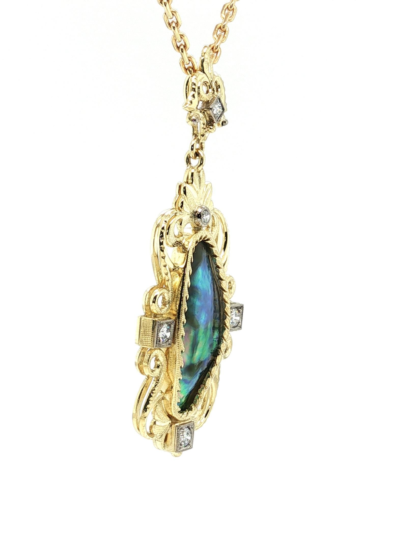 Ce pendentif exquis, fabriqué à la main, présente une grosse perle d'ormeau naturelle de 8,58 carats, sertie de diamants fins en or blanc et jaune 18 carats. La perle est une magnifique marquise arrondie de forme libre avec de magnifiques irisations