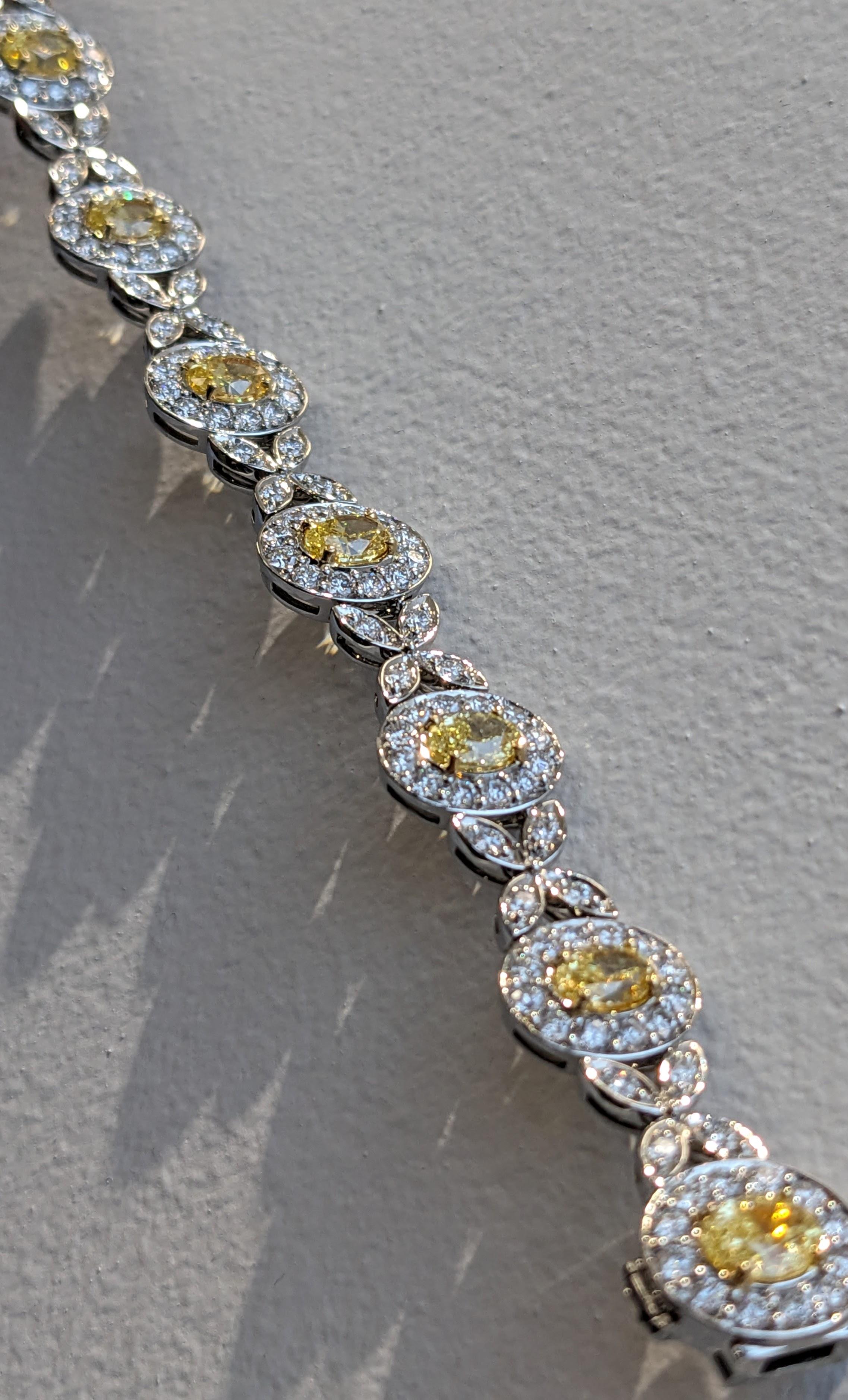 Pulsera de 8,58 quilates de diamantes blancos y amarillos naturales Oro de 18 quilates y platino 950 en venta 4