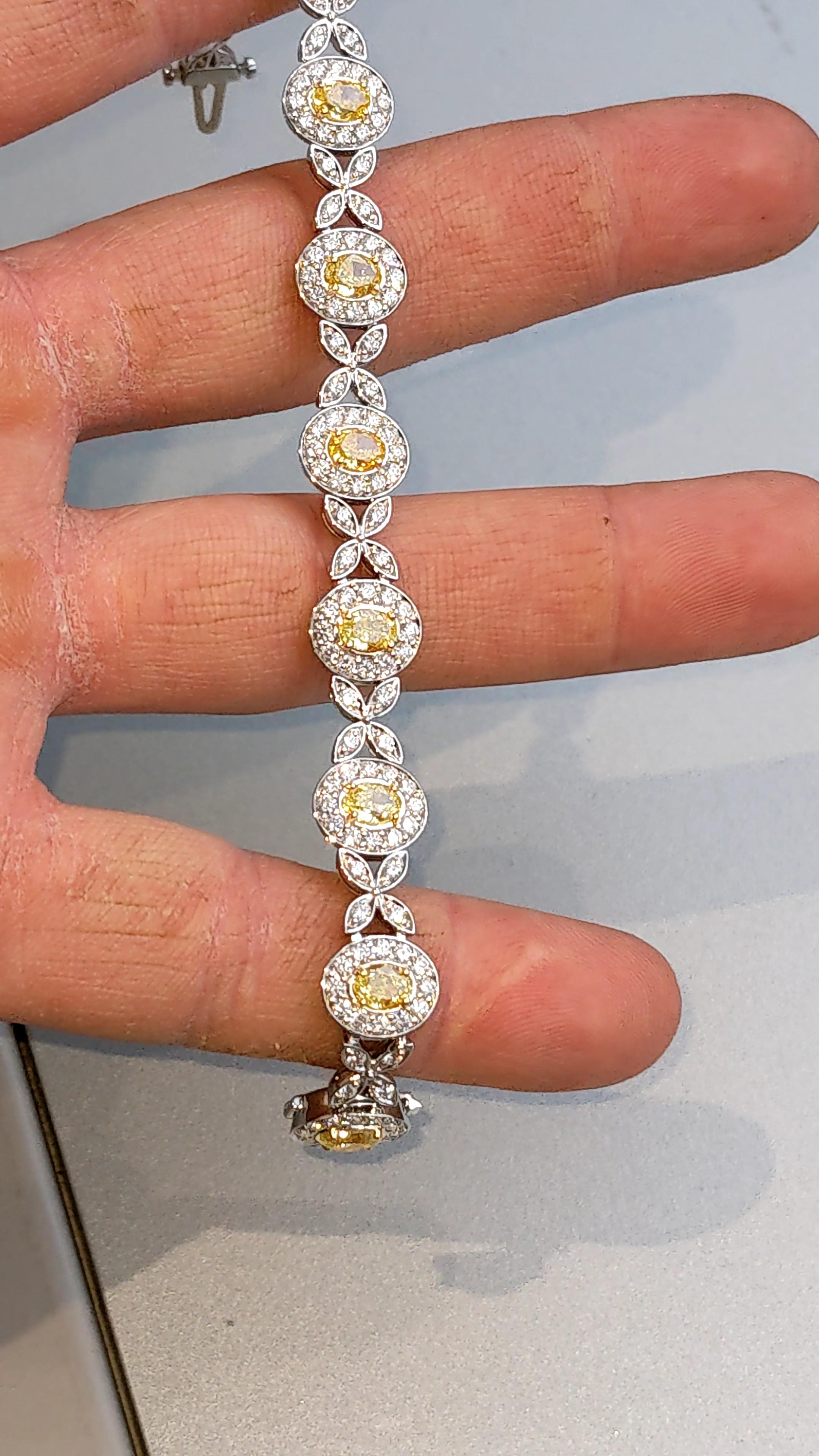 Pulsera de 8,58 quilates de diamantes blancos y amarillos naturales Oro de 18 quilates y platino 950 en Nuevo estado para la venta en New York, NY