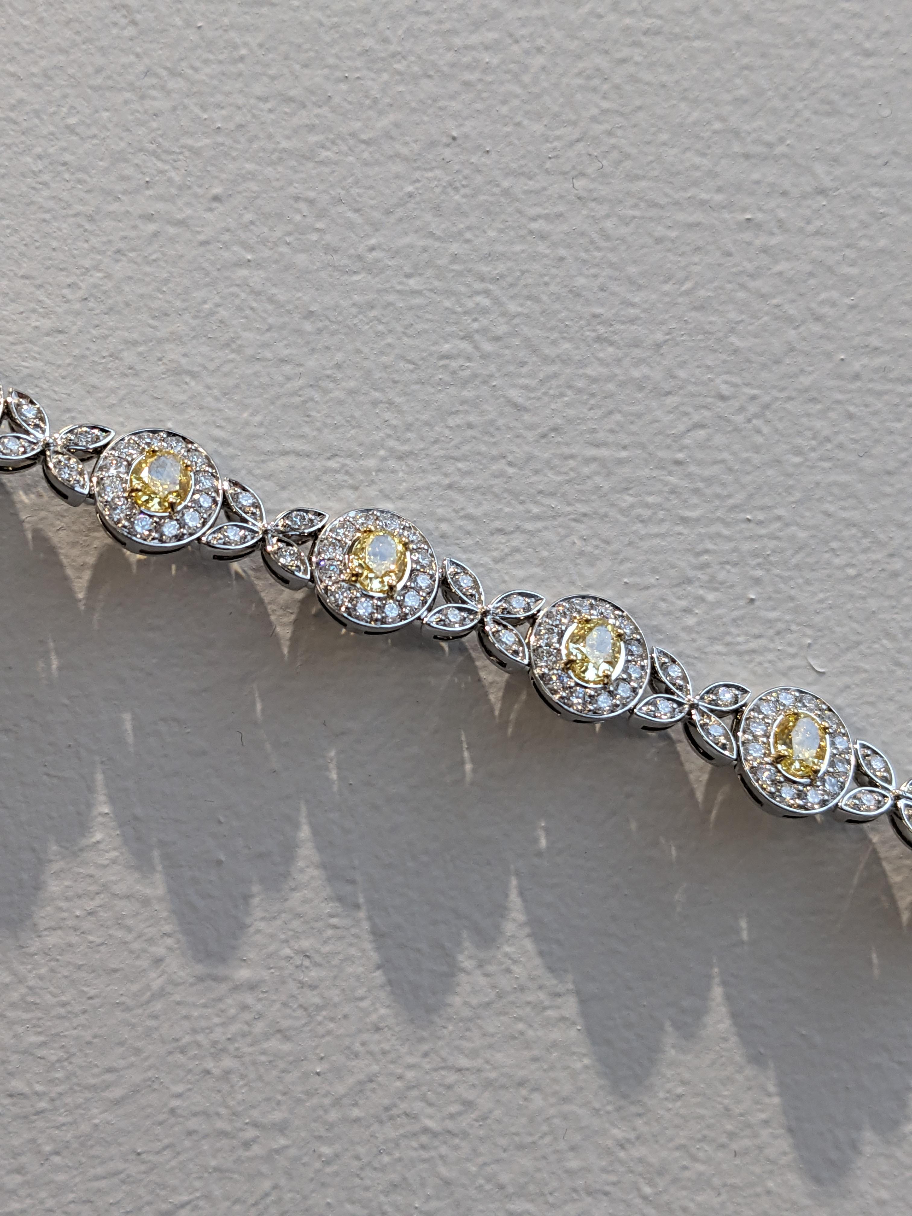 Pulsera de 8,58 quilates de diamantes blancos y amarillos naturales Oro de 18 quilates y platino 950 en venta 3