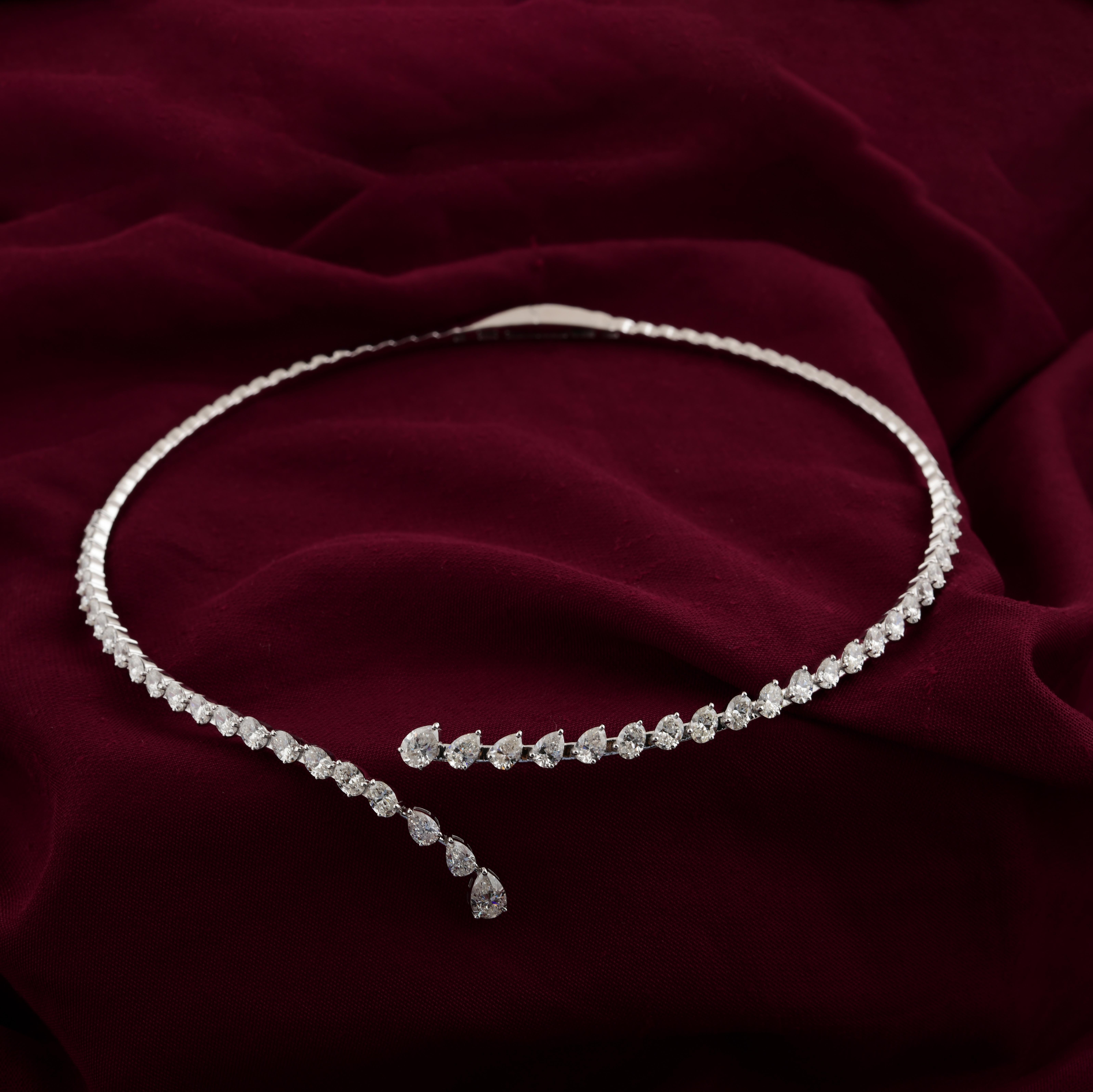 8,59 Karat SI/H Birnenschliff Diamant Torque Halskette 18 Karat Weißgold
Das Halsband aus leuchtendem 18-karätigem Weißgold zeichnet sich durch eine abgestufte Reihe schillernder birnenförmiger Diamanten aus, die sich von der Schließe bis zu einer