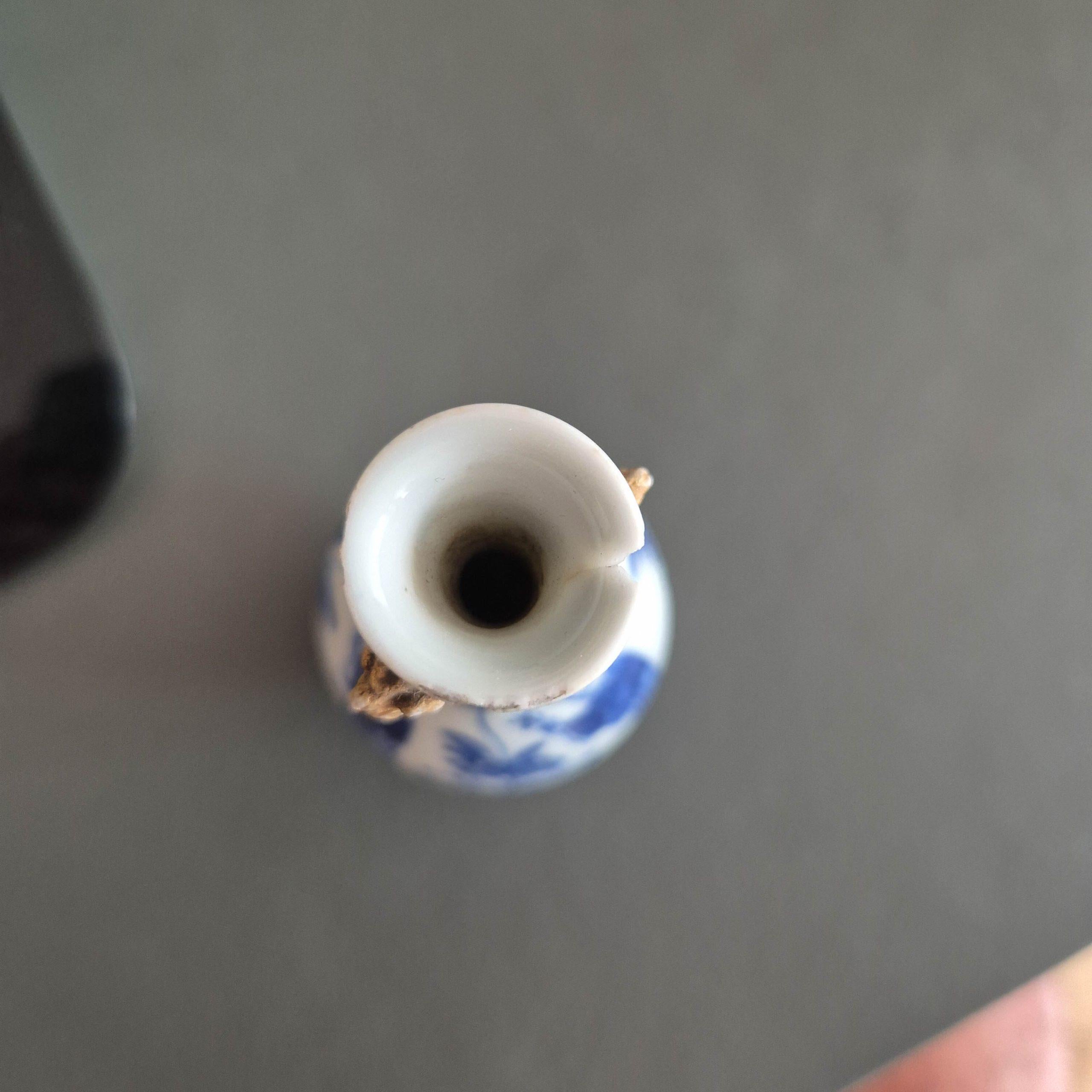 8.5CM Vase Ancien en Porcelaine Chinoise Ca 1700 Période Kangxi Poignée Eléphant en vente 13