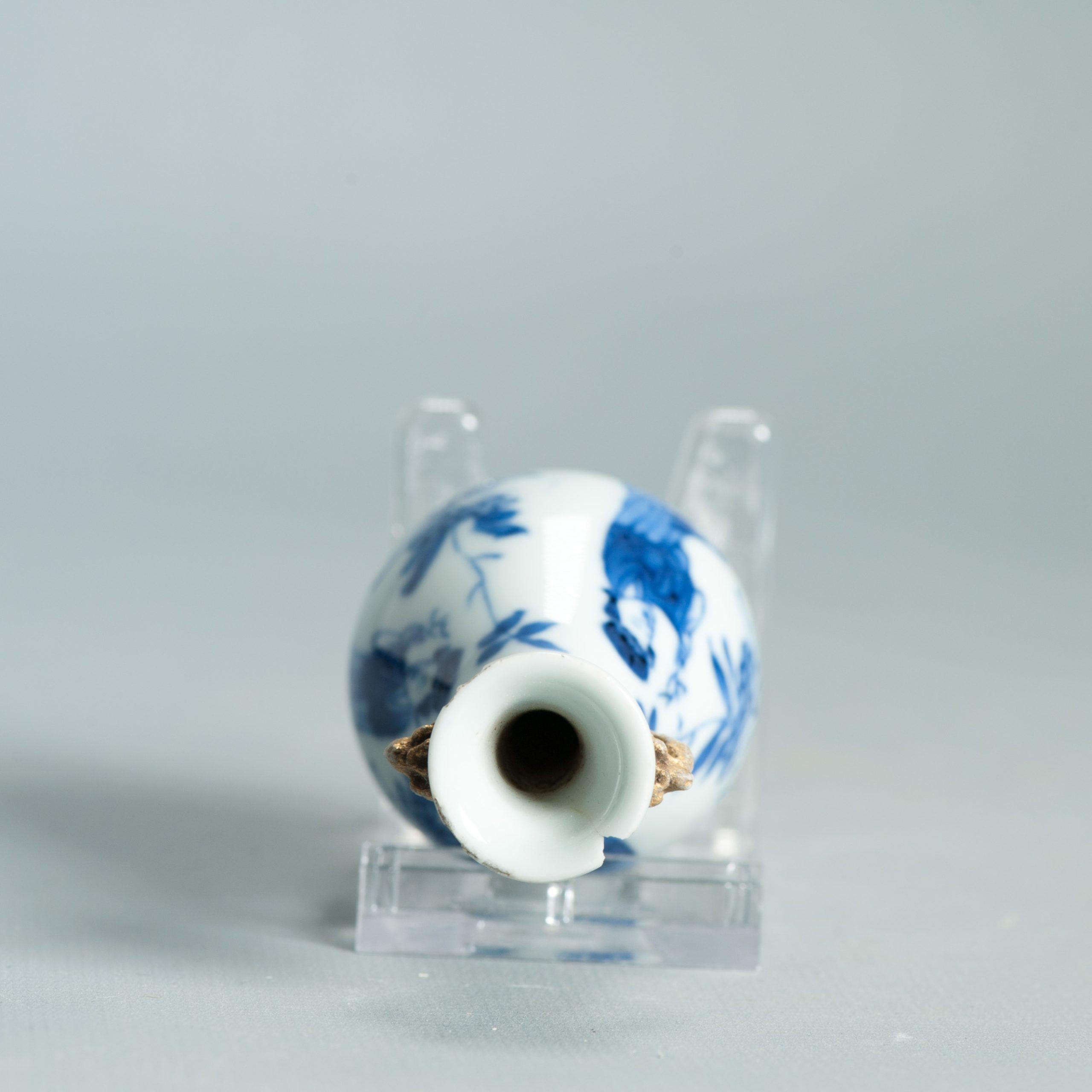 Description
Nous partageons avec vous ce joli vase en porcelaine chinoise de la période Kangxi.

Les photos montrent un vase élancé de forme balustre, dont le corps s'élargit légèrement et dont le long col s'évase en forme de cloche au sommet. Deux