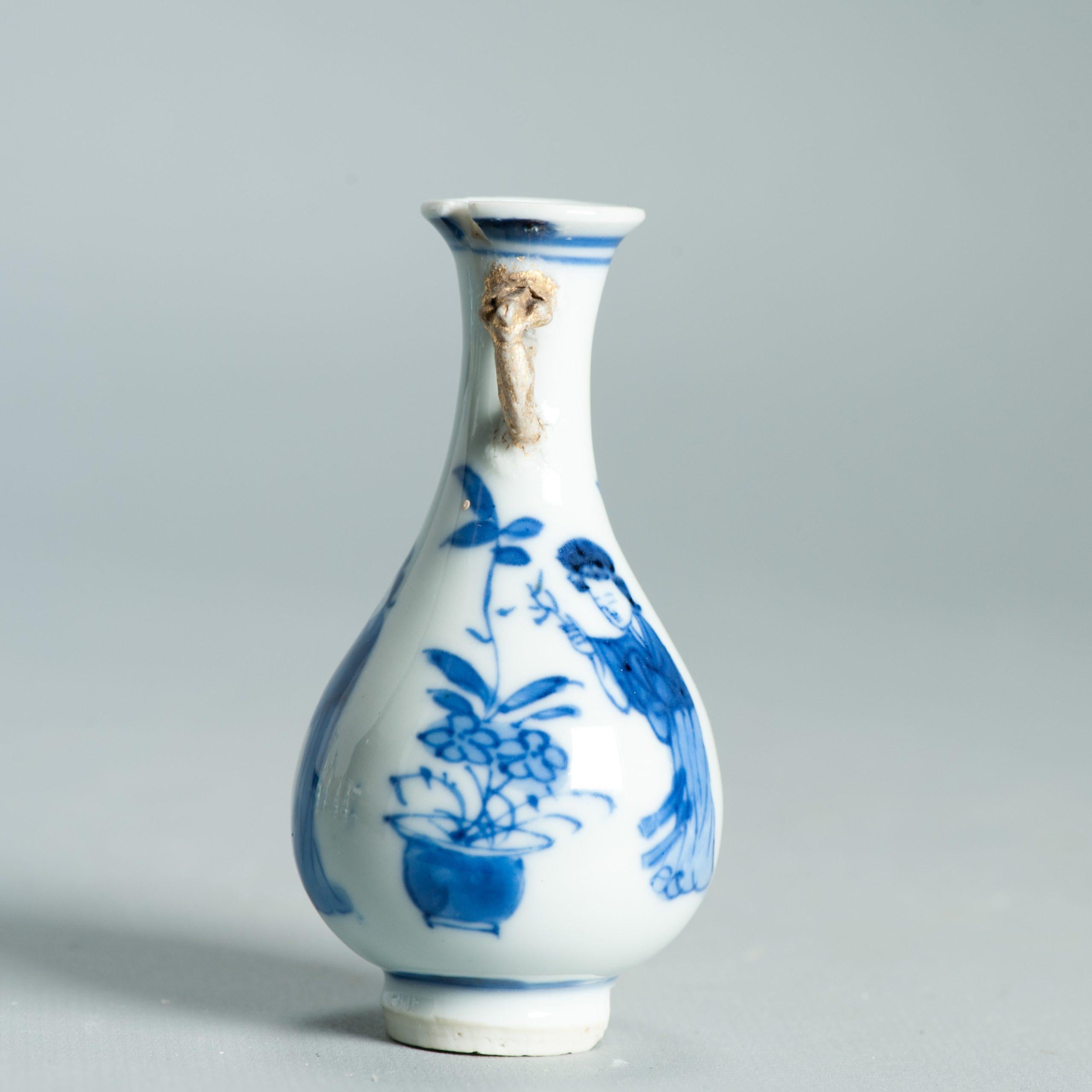 XVIIIe siècle et antérieur 8.5CM Vase Ancien en Porcelaine Chinoise Ca 1700 Période Kangxi Poignée Eléphant en vente