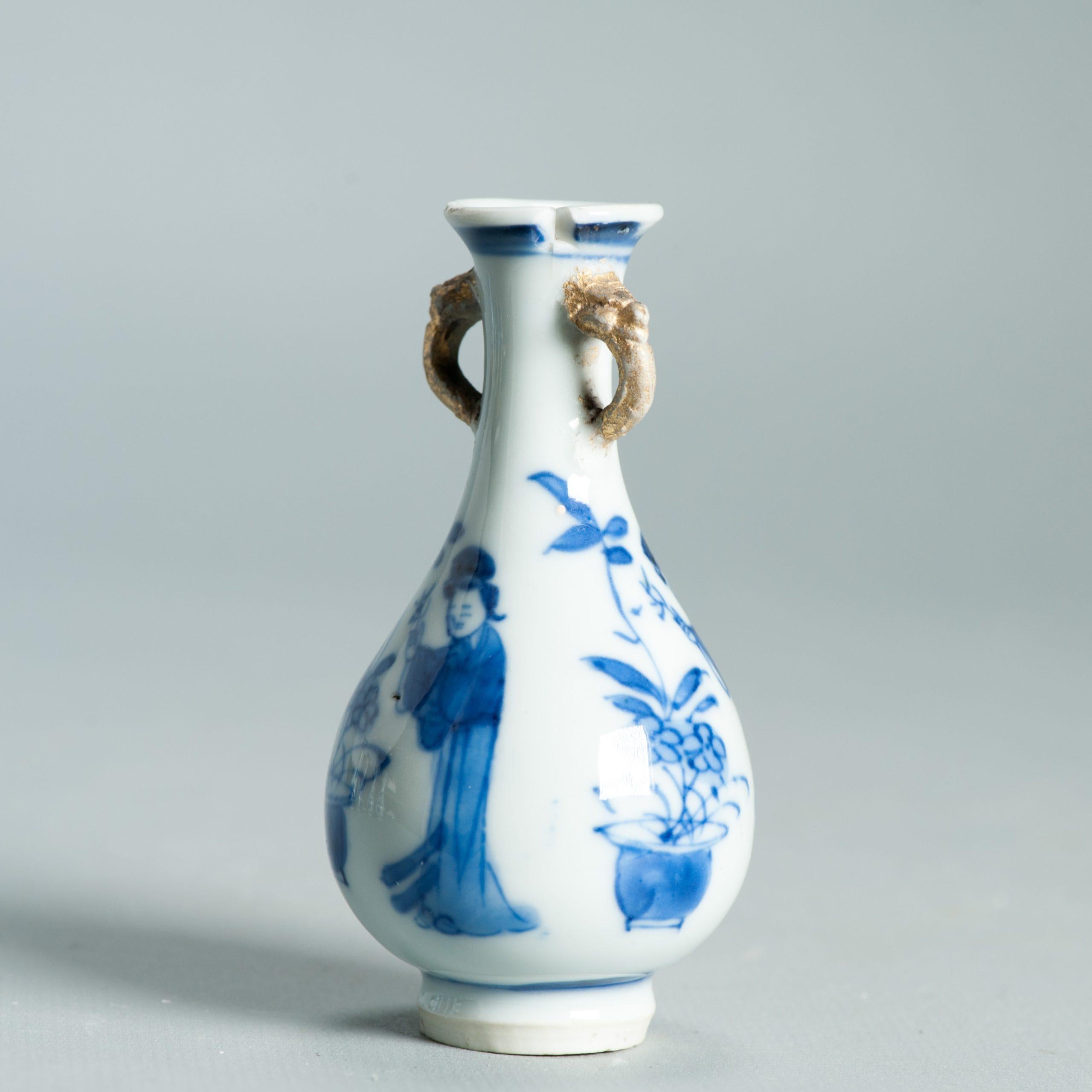 8.5CM Vase Ancien en Porcelaine Chinoise Ca 1700 Période Kangxi Poignée Eléphant en vente 1