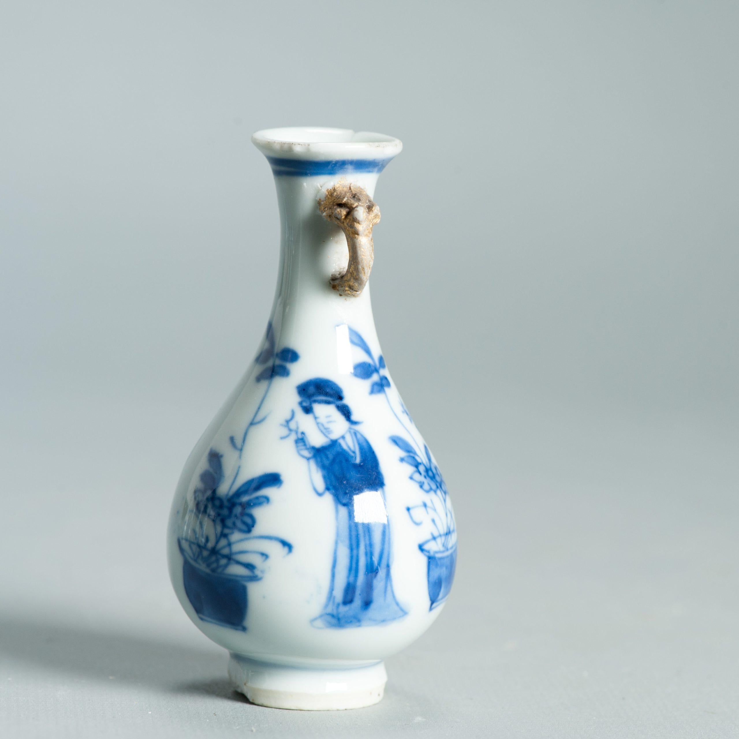 8.5CM Vase Ancien en Porcelaine Chinoise Ca 1700 Période Kangxi Poignée Eléphant en vente 4