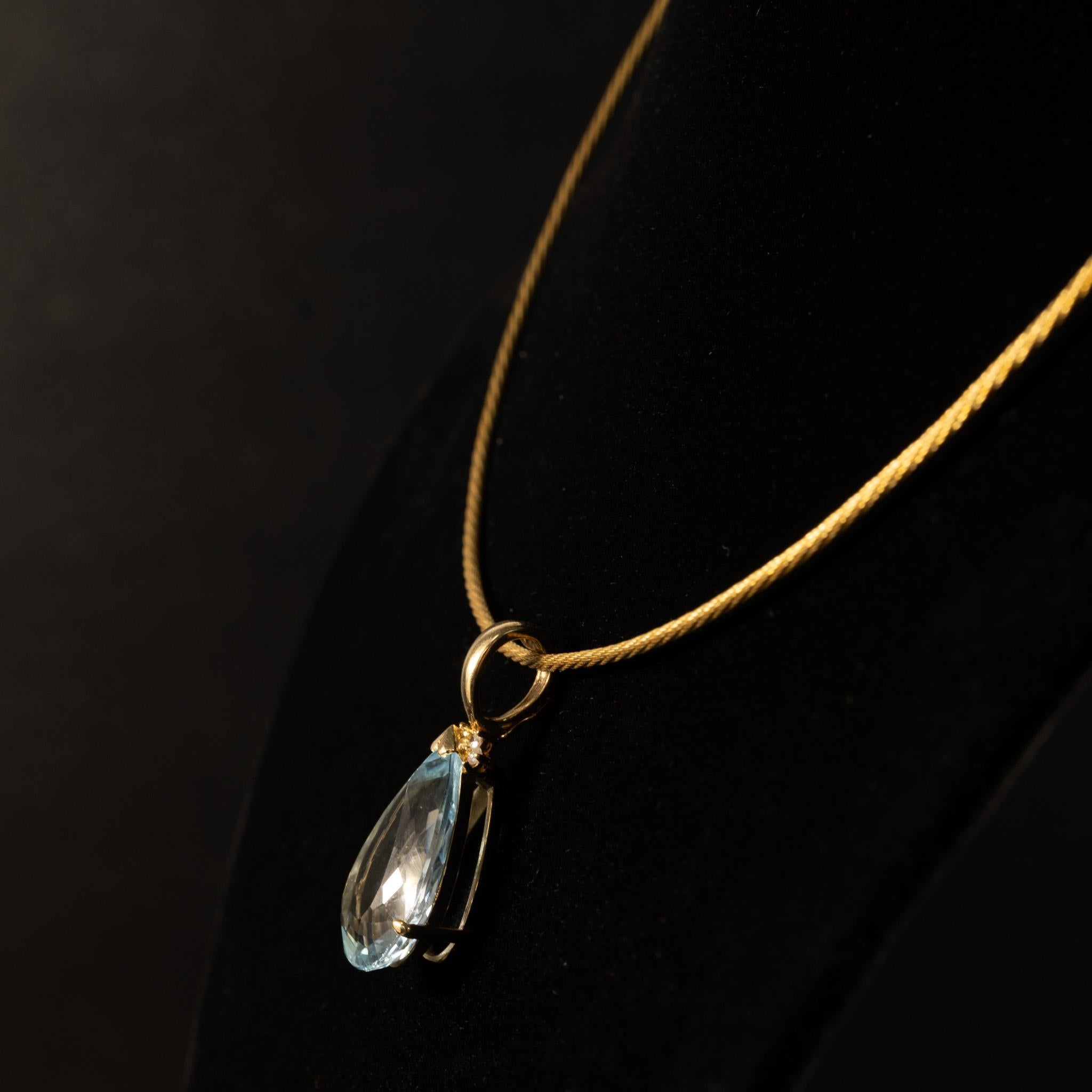 8,5 Karat Aquamarin Birnen-Anhänger aus 14k Gelbgold mit Diamanten im Zustand „Gut“ in Addison, TX