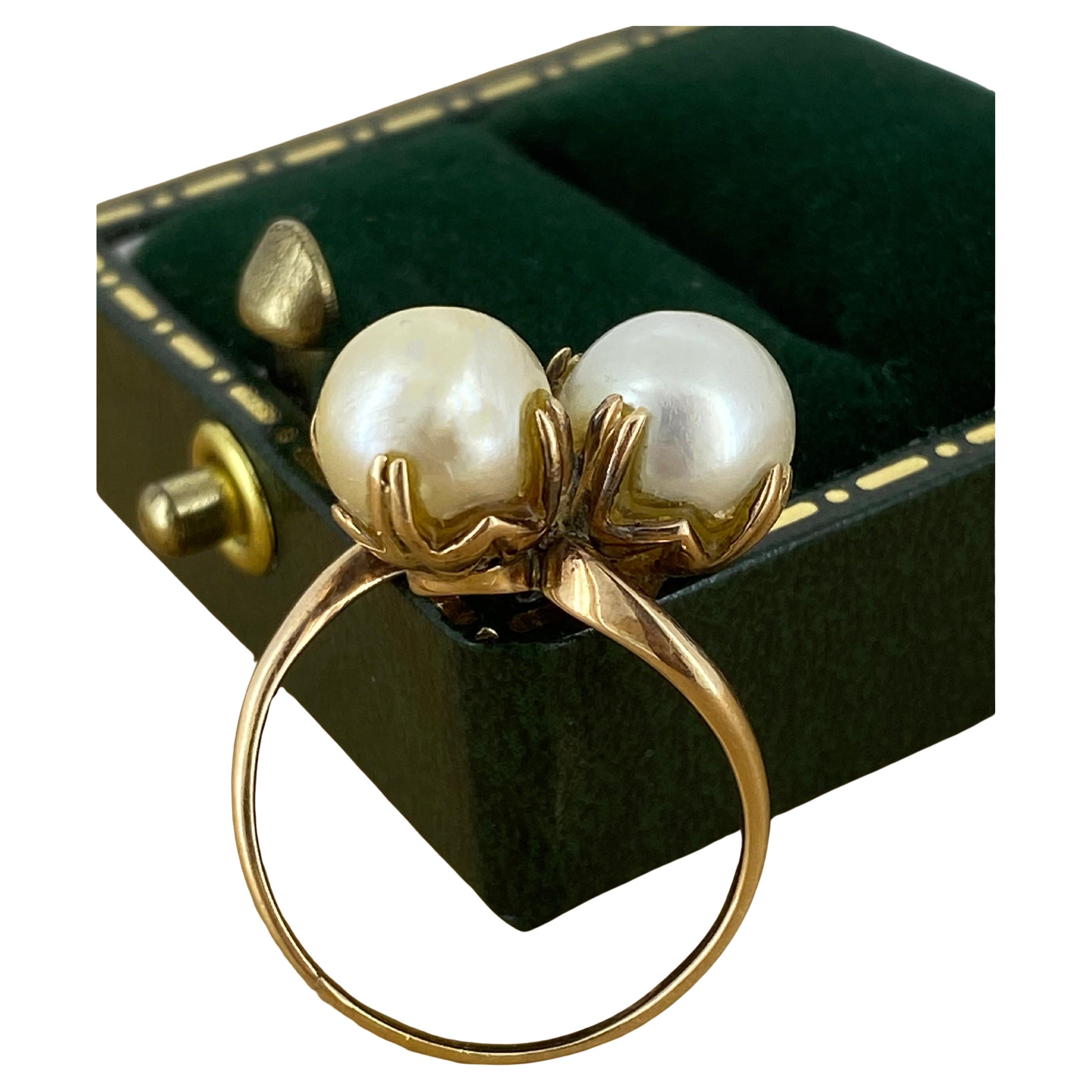 Toi et Moi Rings (which translates as “you and me”) 
are set with 2 gems, sitting close, side by side - 
each symbolising each partner & 
representing 2 souls becoming one. 

One of the most legendary rings of all time was 
sapphire & diamond Toi et
