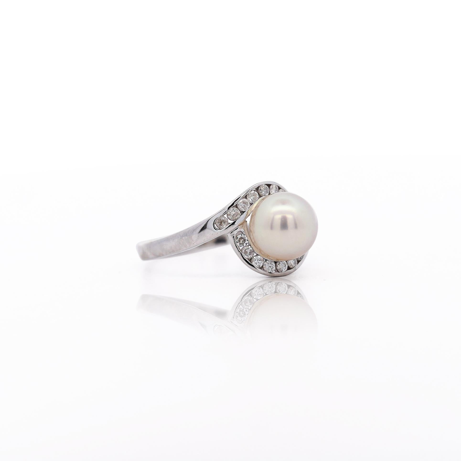 Anello vintage con perla bianca coltivata da 8,5 mm e diamante rotondo bypassato in platino 900. Anello misura 8.5, regolabile.

Dettagli:
Tipo di articolo: Anello di bypass
Metallo: Platino 900
Taglia: 8 1/2 (regolabile)
Peso: 5.78 grammi

Dettagli
