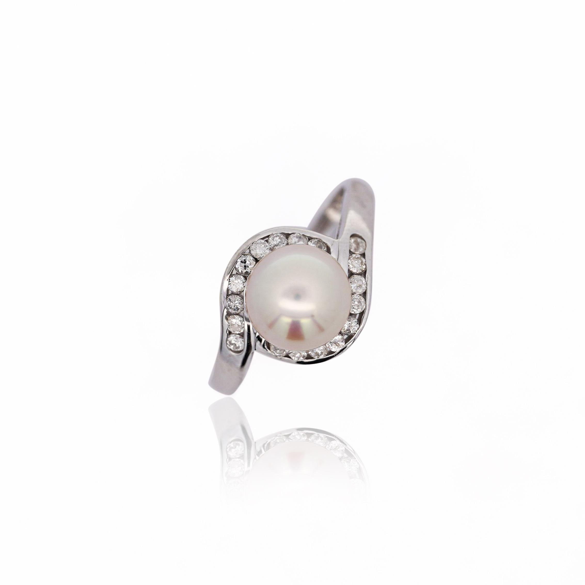 Moderno Anello Bypass in platino con perla bianca da 8,5 mm e diamante rotondo in vendita
