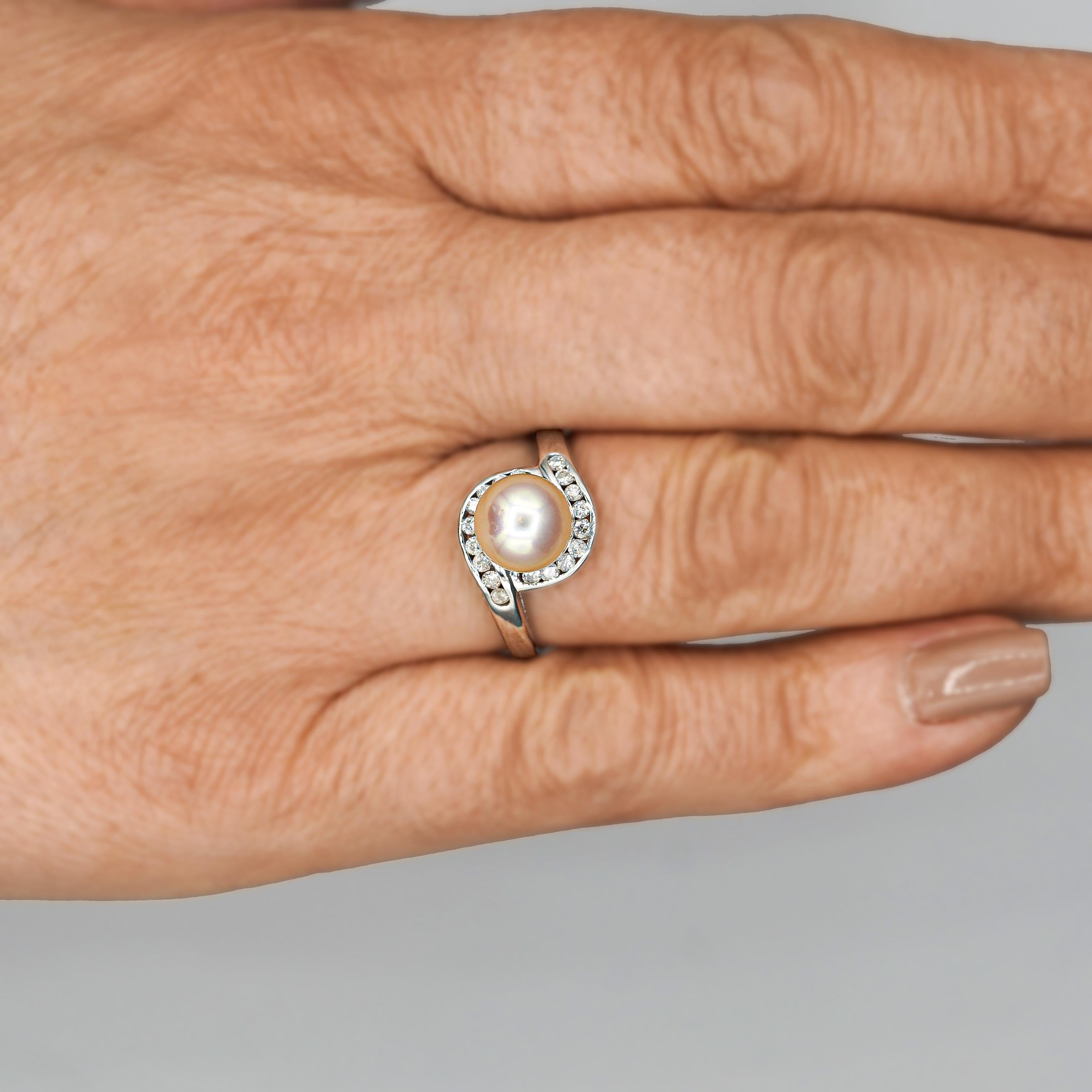 Taglio rotondo Anello Bypass in platino con perla bianca da 8,5 mm e diamante rotondo in vendita