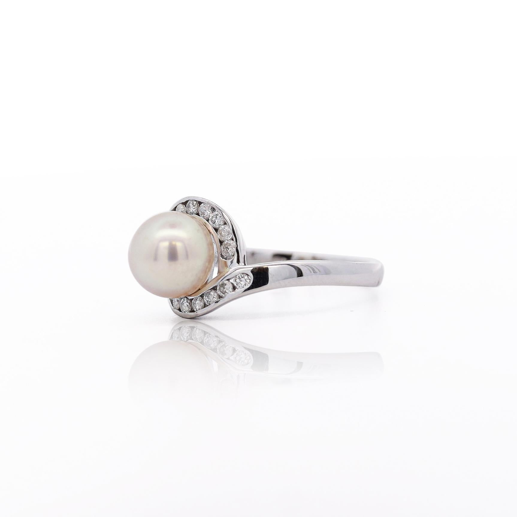 Anello Bypass in platino con perla bianca da 8,5 mm e diamante rotondo In condizioni buone in vendita a Miami, FL