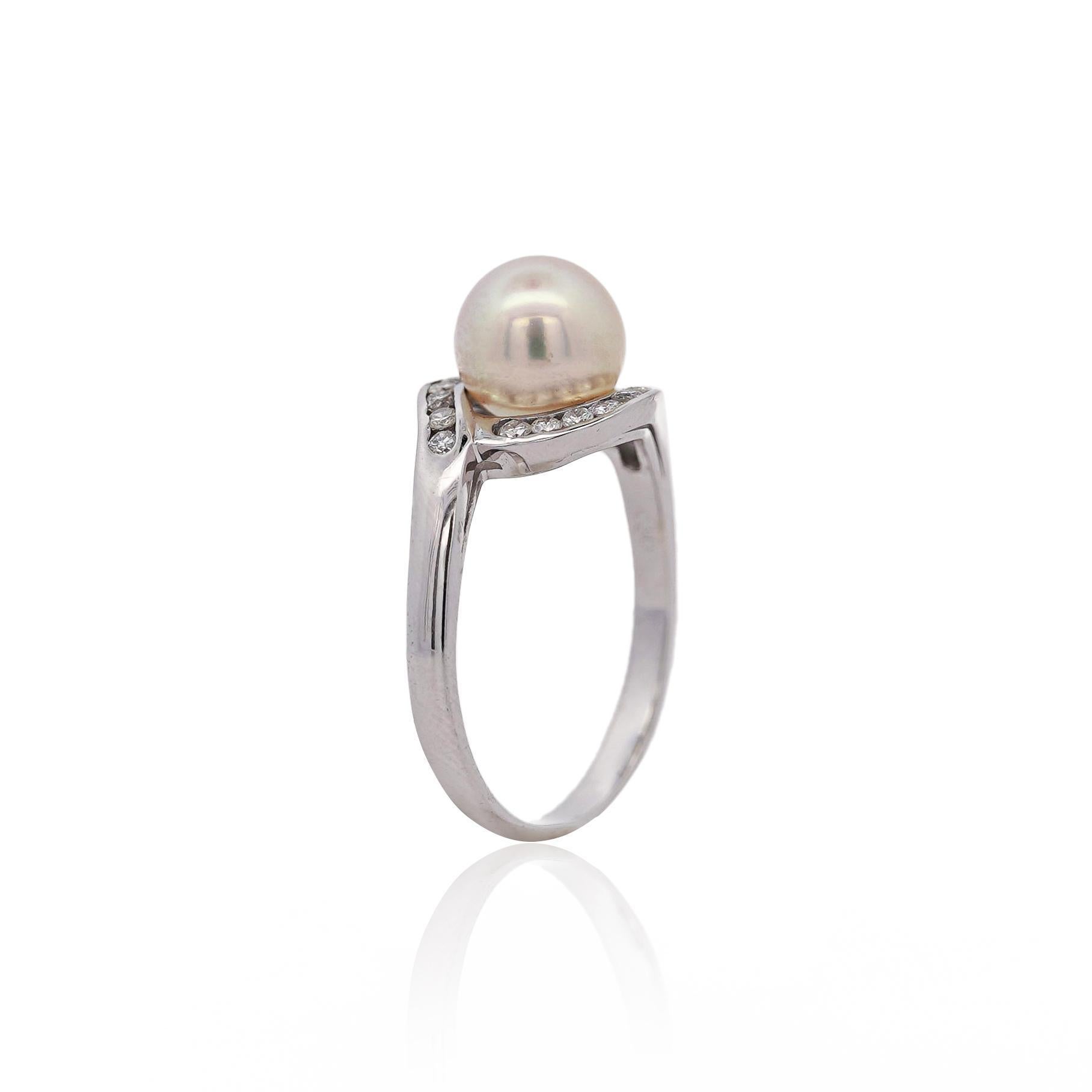 Donna Anello Bypass in platino con perla bianca da 8,5 mm e diamante rotondo in vendita