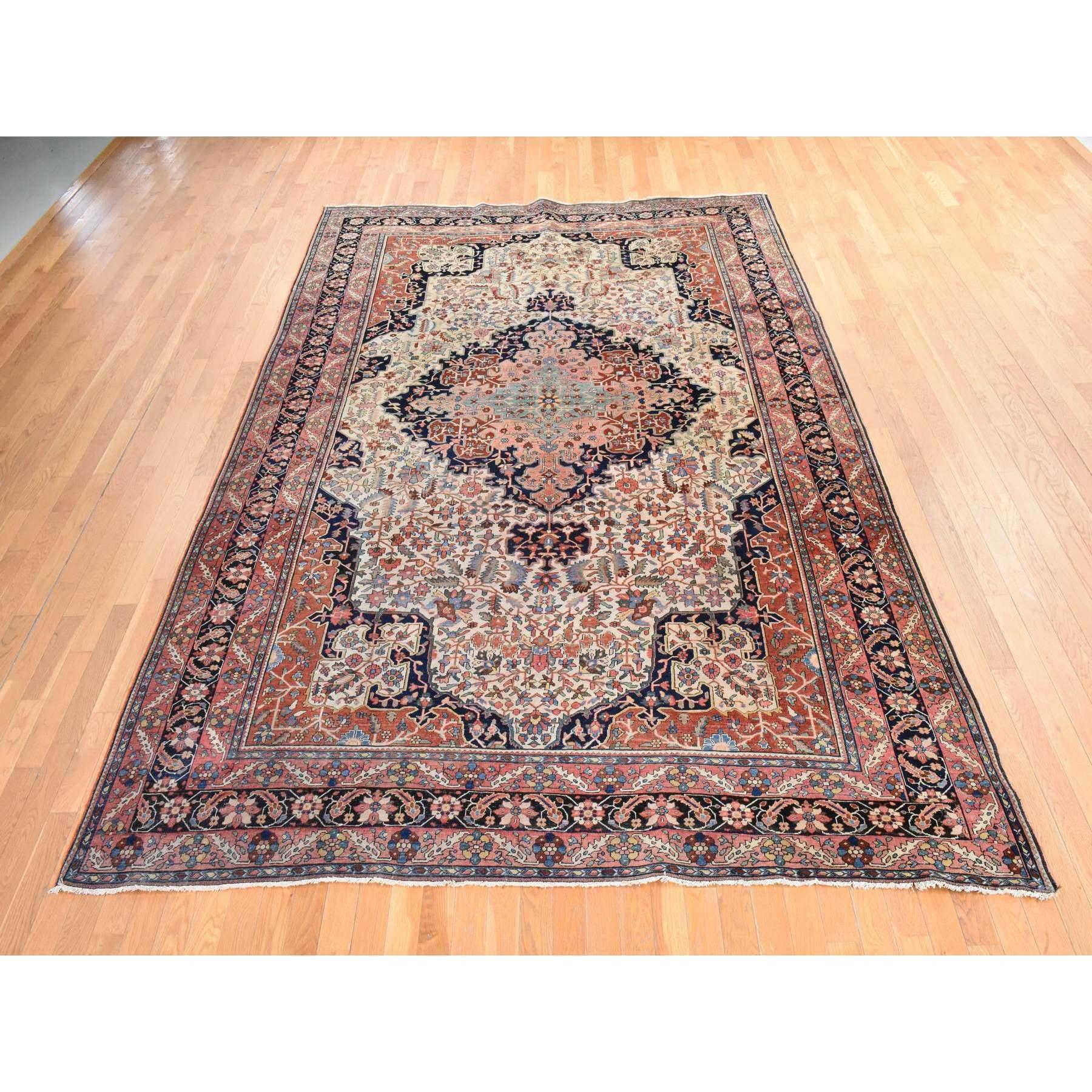 Chiffon White,  Antike persische Sarouk Fereghan, komplizierte kleine Blume und gezackte Blatt-Center Medaillon Design, guter Zustand und sauber, 100% Wolle, handgeknüpft, Orientteppich
Primäre MATERIALIEN: Wolle
Latex: Kein Flor 
Höhe: 0,25