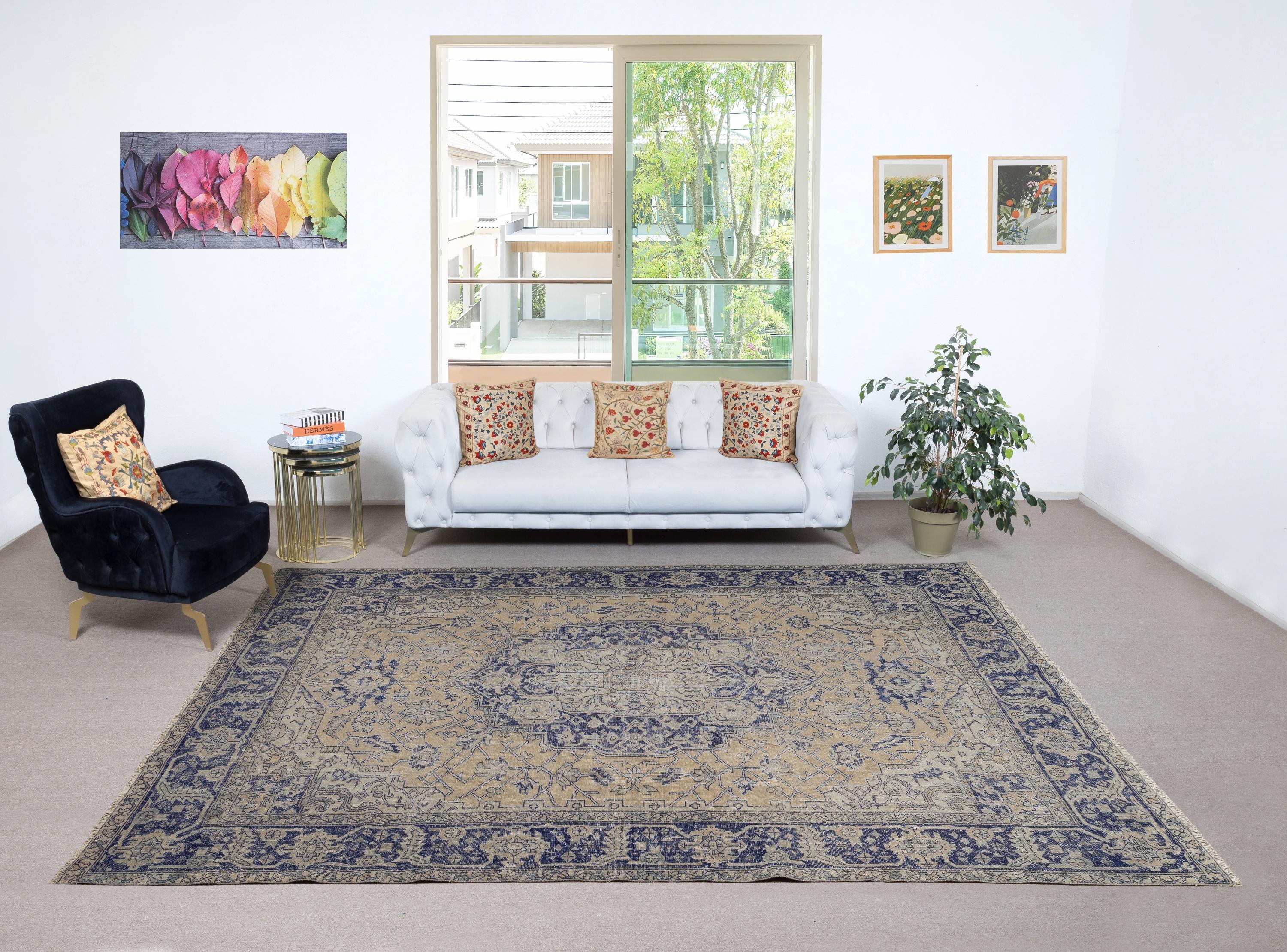 I nostri tappeti vintage sbiaditi dal sole sono tutti pezzi unici, annodati a mano e con 50-70 anni di storia. Ogni tappeto riflette la tradizione secolare della tessitura turca, mostrando un carattere unico fatto a mano e una bellezza senza