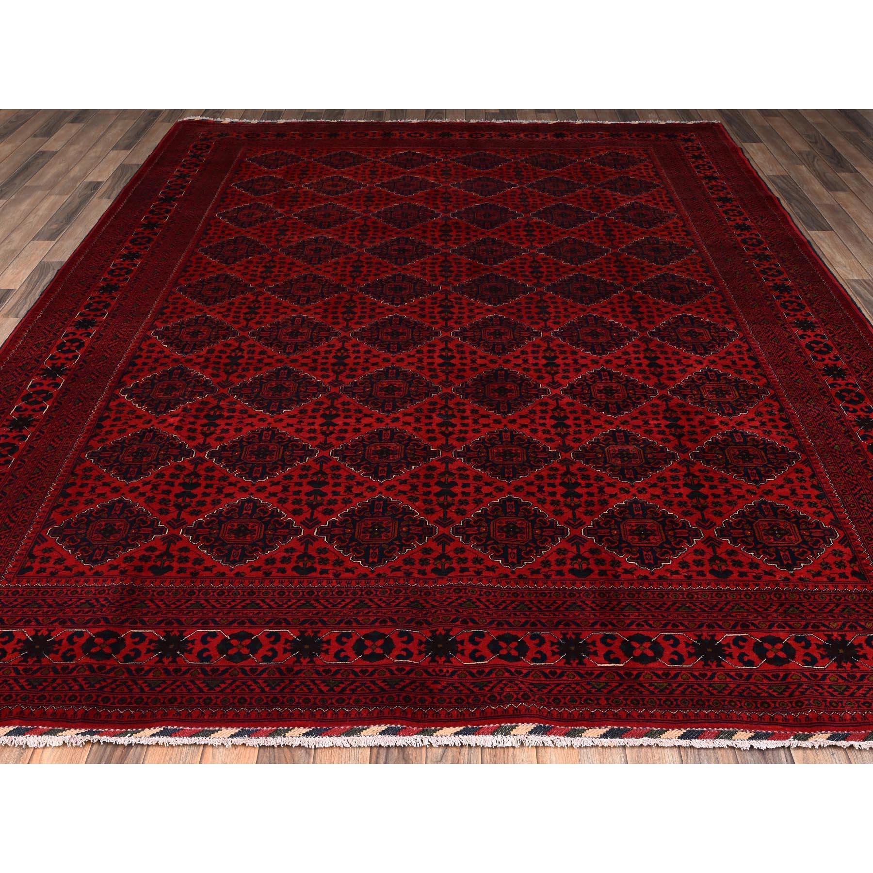 Rouge écarlate, Khamyab afghan à motif géométrique, noué à la main, laine douce et veloutée, teintures végétales, tapis d'Orient
Matières premières : Laine
Latex : Pas de poils 
hauteur : 0,25 pouces
Style : Traditionnel
Couleur primaire :