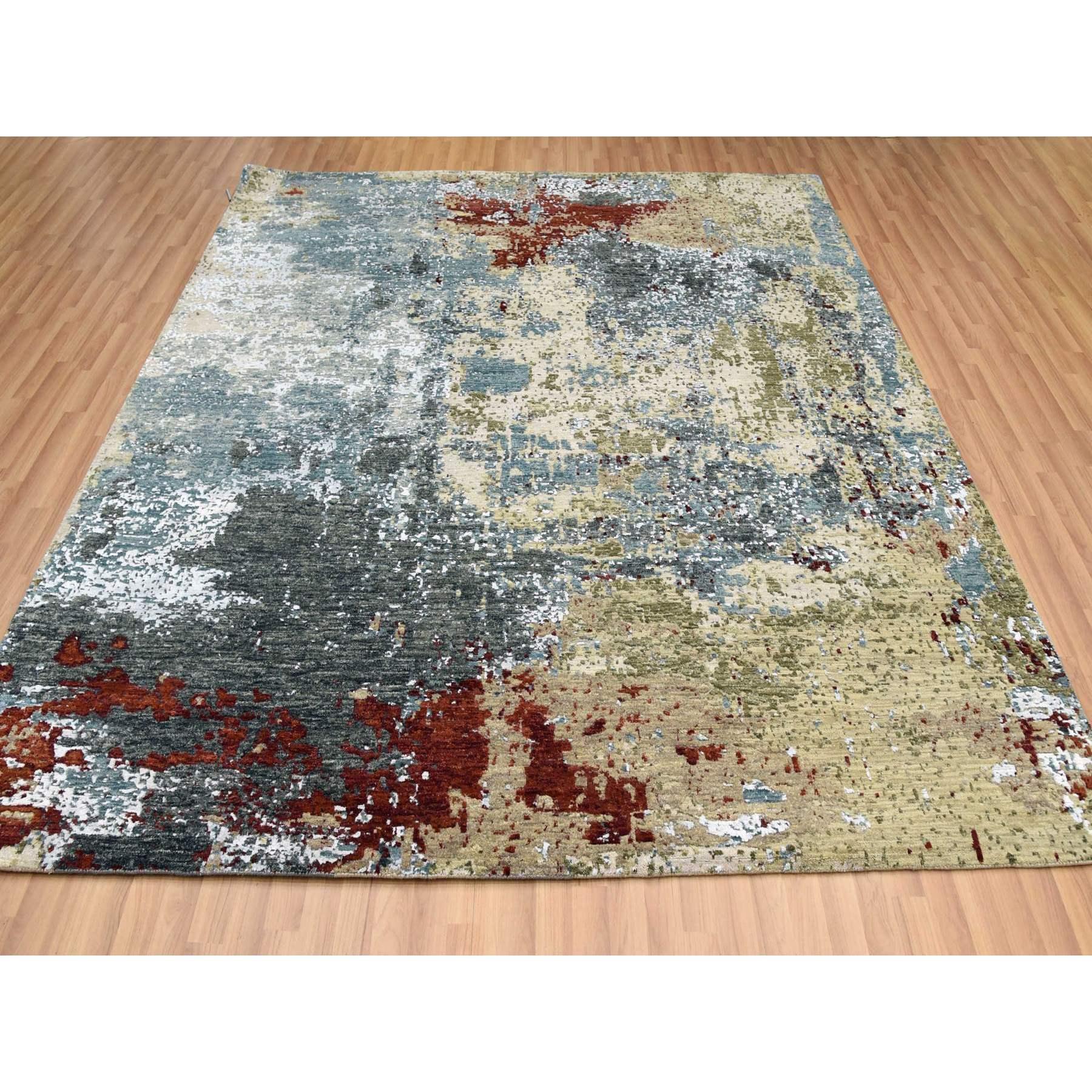 Se trata de una auténtica alfombra oriental cuadrada, de color pergamino, anudada a mano, de diseño abstracto, con nudo persa de tejido denso y lana suave. Ha sido anudado durante meses y meses con técnicas artesanales de tejido centenarias por