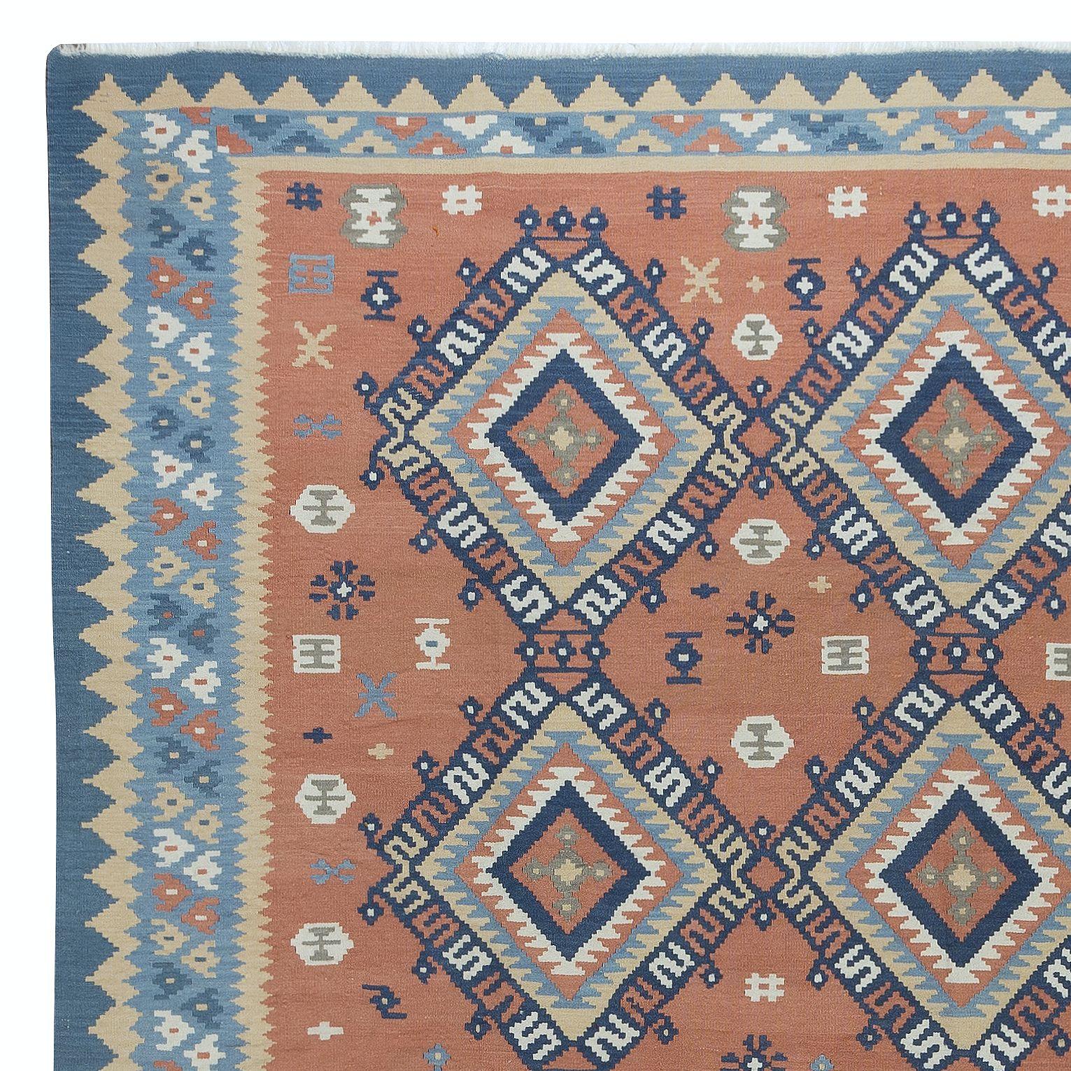 Schwedischer handgewebter Vintage-Kelim-Teppich aus Wolle mit geometrischen Details, 8,5x9.2 Fuß im Zustand „Gut“ im Angebot in Philadelphia, PA