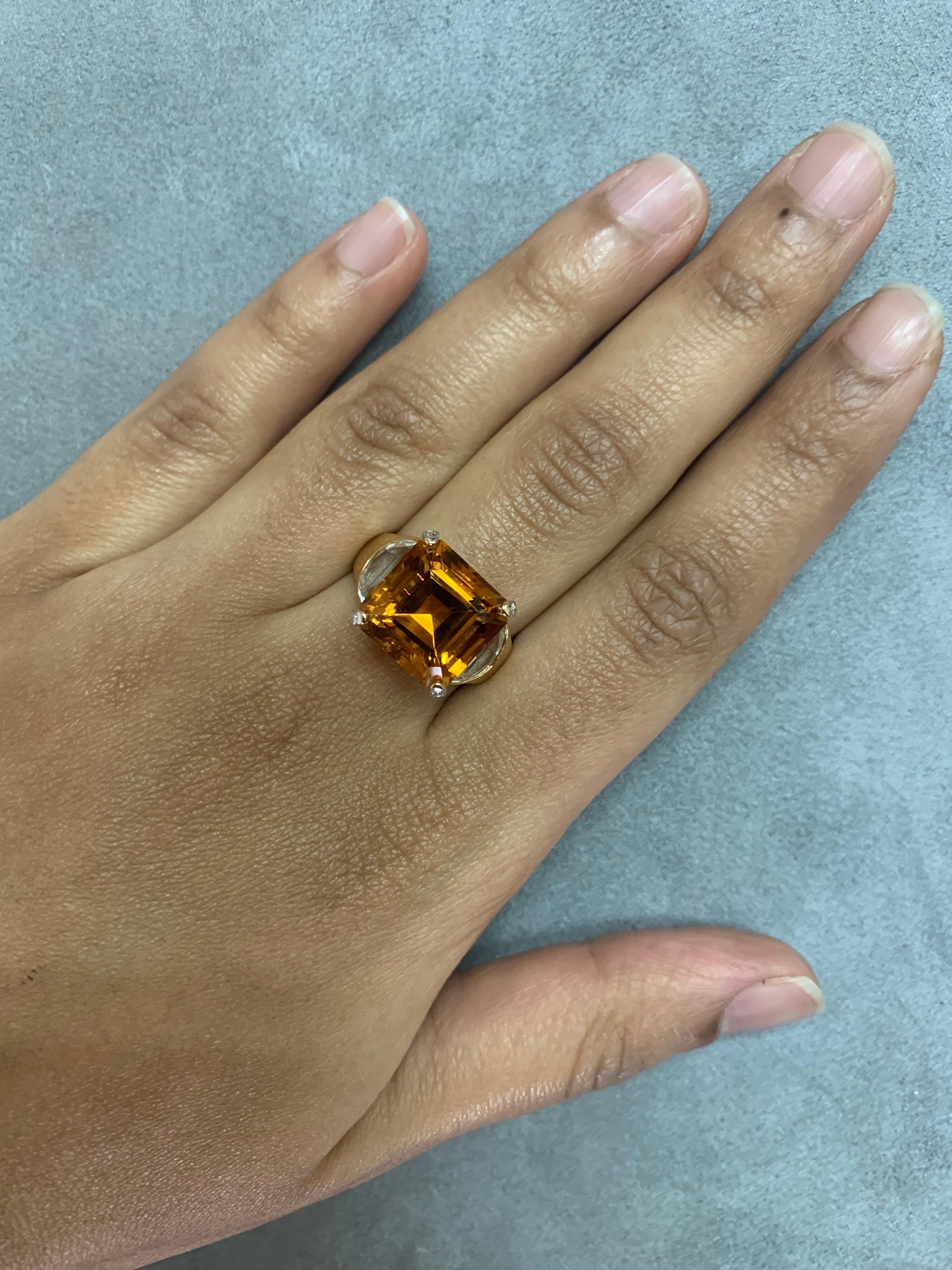 Sunita Nahata presenta una collezione di anelli da cocktail audaci ma delicati. Ogni anello presenta una splendida gemma a forma di ottagono incastonata su uno strato di tormaline rosa incastonate e affiancate da topazi e diamanti. Questo anello in