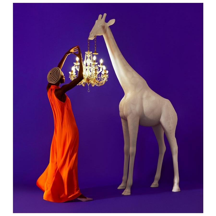 italien Giraffe d'intérieur Pop Art blanc de 8,6 pieds de haut avec lustre en vente