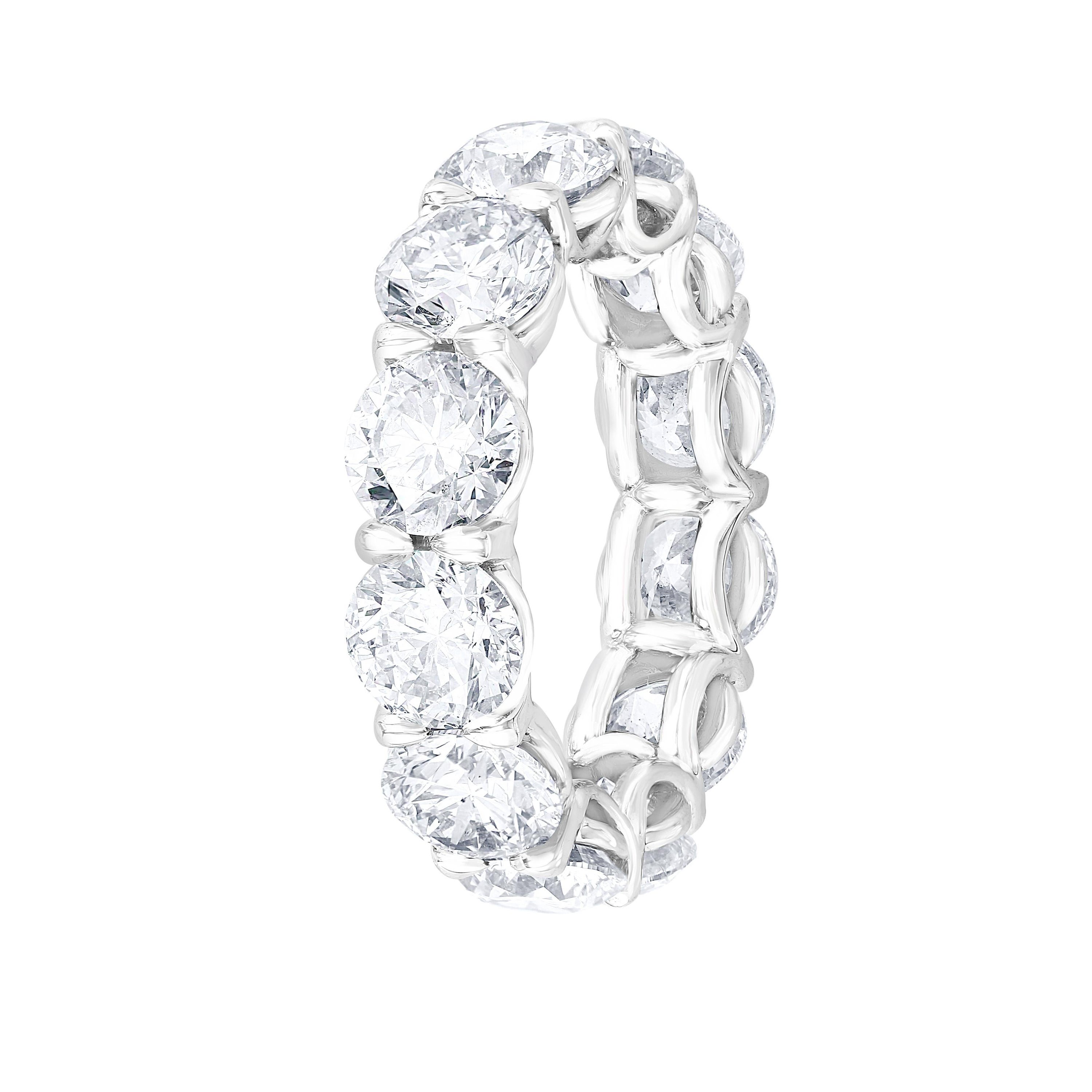Cette magnifique bague d'éternité est sertie de 12 diamants ronds taille brillant parfaitement assortis, pesant chacun entre 0,7 ct et 0,72 ct, pour un total de 8,60 carats. Fabriqué à New York en utilisant du platine 950. Convient à la taille