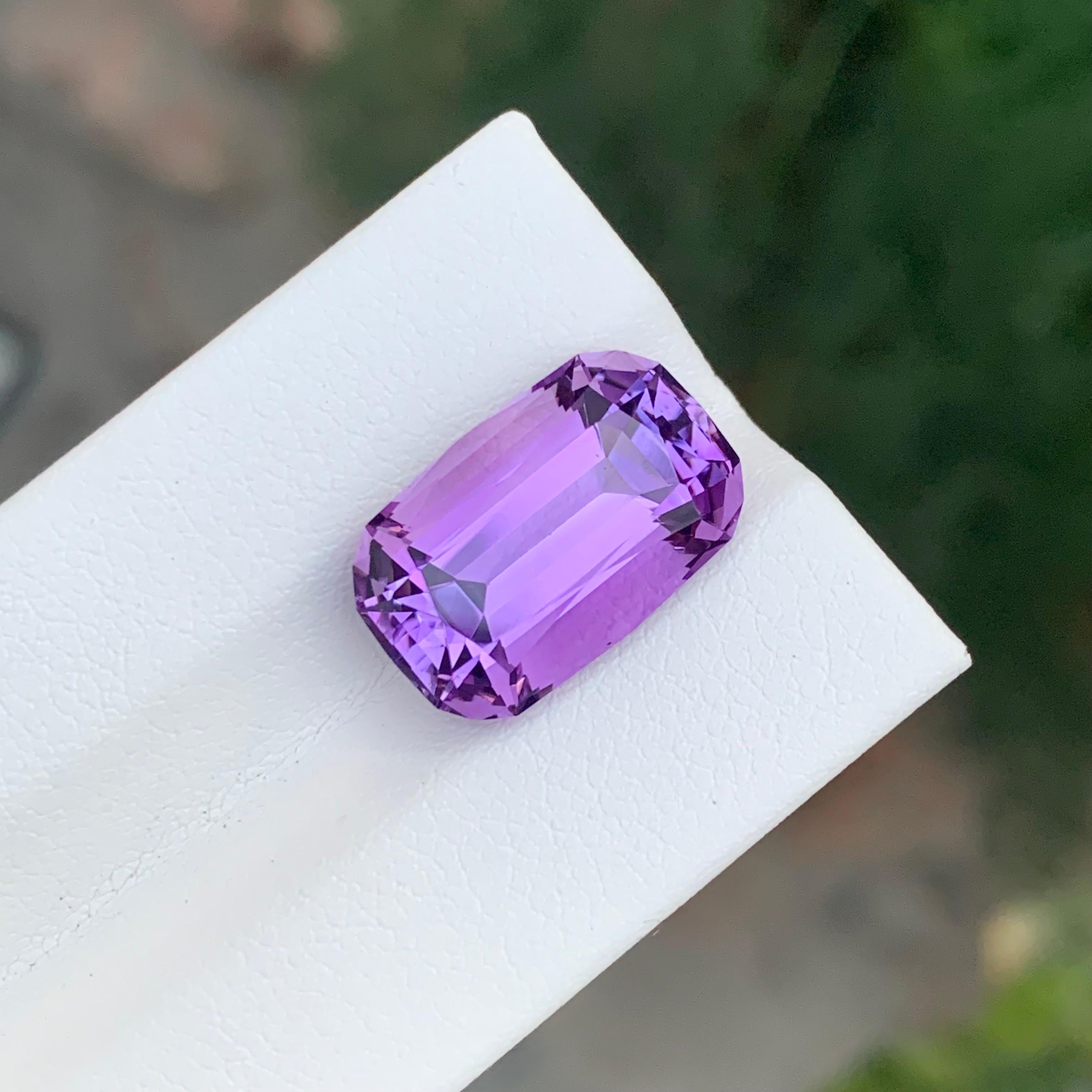 Stein: Amethyst

Gewicht : 8,60 Karat
Abmessungen: 15.9 x 10.2 x 8.1 Mm
Herkunft: Brasilien
Form: Langes Kissen 
Farbe: Lila
Behandlung: Nicht
Zertifikat: Auf Kundenwunsch

Der Amethyst, eine atemberaubende violette Quarzsorte, ist nicht nur für