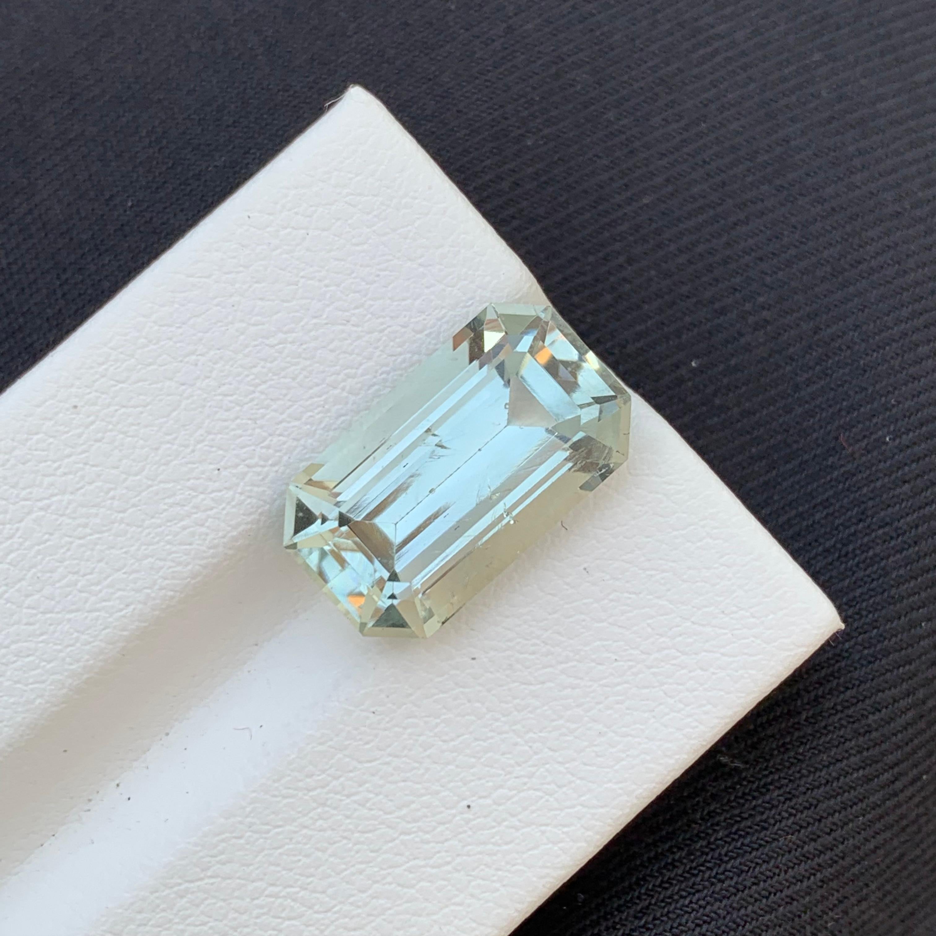 Belle améthyste verte non sertie de 8,60 carats en forme d'émeraude provenant d'une mine de terre en vente 6